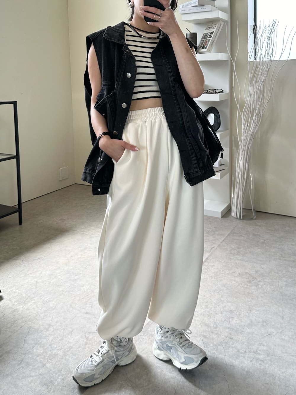 「uleula、uleula_2024ss、uleula_official、ウルア、初夏コーデ、シンプルスタイル、カーブパンツ、ボリュームパンツ、オトナ女子、スニーカーコーデ、ボーダートップス、ノームコア、ニューバランス、韓国ファッション、おしゃれさんと繋がりたい」｜「ULEULAのカーブスウェットパンツ/ボリュームコクーンリラックスパンツ（スウェットパンツ、ホワイト系）」を使った、MΛM♡さん（レディース・156cm）の春コーディネートの1枚目の写真