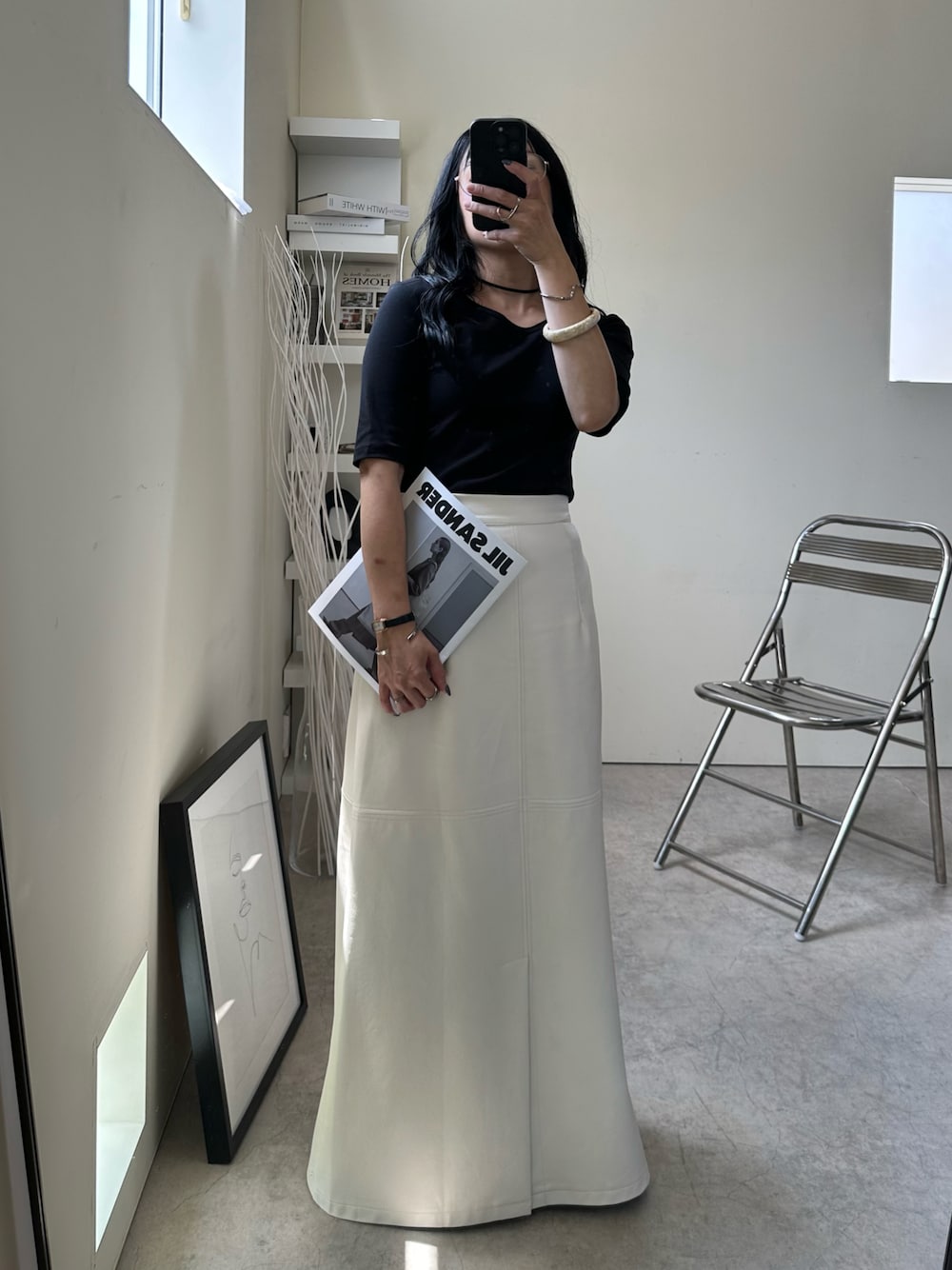 「uleula、uleula_official、uleula_2024aw、オトナカジュアル、オトナ女子、スカートスタイル、レザースカート、着回しコーデ、ロングスカート、大人女子、秋先取りコーデ、おでかけコーデ、スカートコーデ、Tシャツコーデ、おしゃれさんと繋がりたい」｜「ULEULAのシンプルUネックカットソー（Tシャツ/カットソー、ブラック系）」を使った、MΛM♡さん（レディース・155cm）の秋コーディネートの1枚目の写真