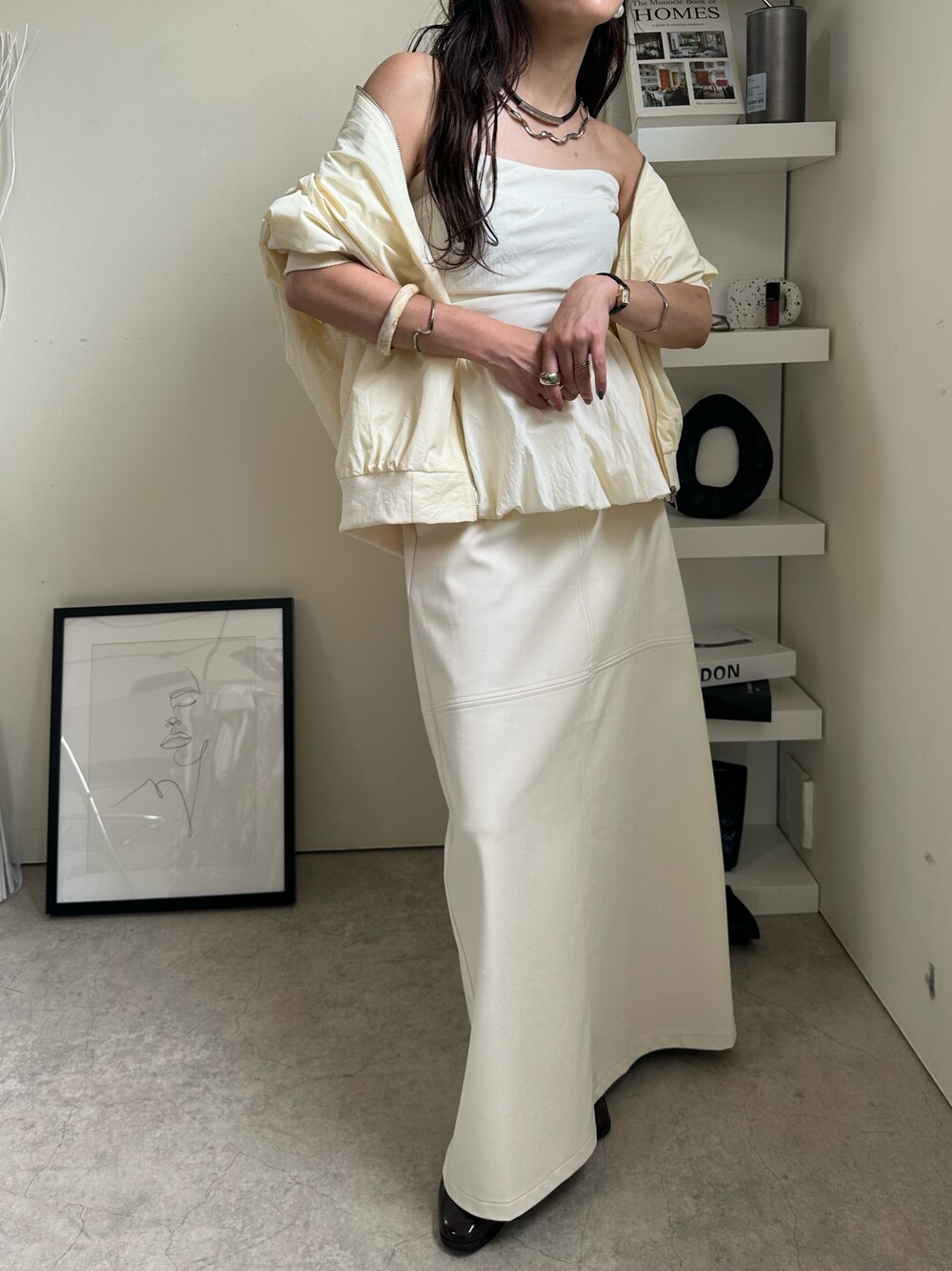 「uleula、uleula_2024ss、uleula_official、ウルア、オトナカジュアル、オトナ女子、休日スタイル、大人可愛い、ホワイトコーデ、レザースカート、ビスチェ、ロングスカート、秋先取りコーデ、韓国ファッション、きれいめカジュアル」｜「ULEULAのタックバルーンペプラムベアトップス（チューブトップ、ホワイト系）」を使った、MΛM♡さん（レディース・155cm）の夏コーディネートの1枚目の写真