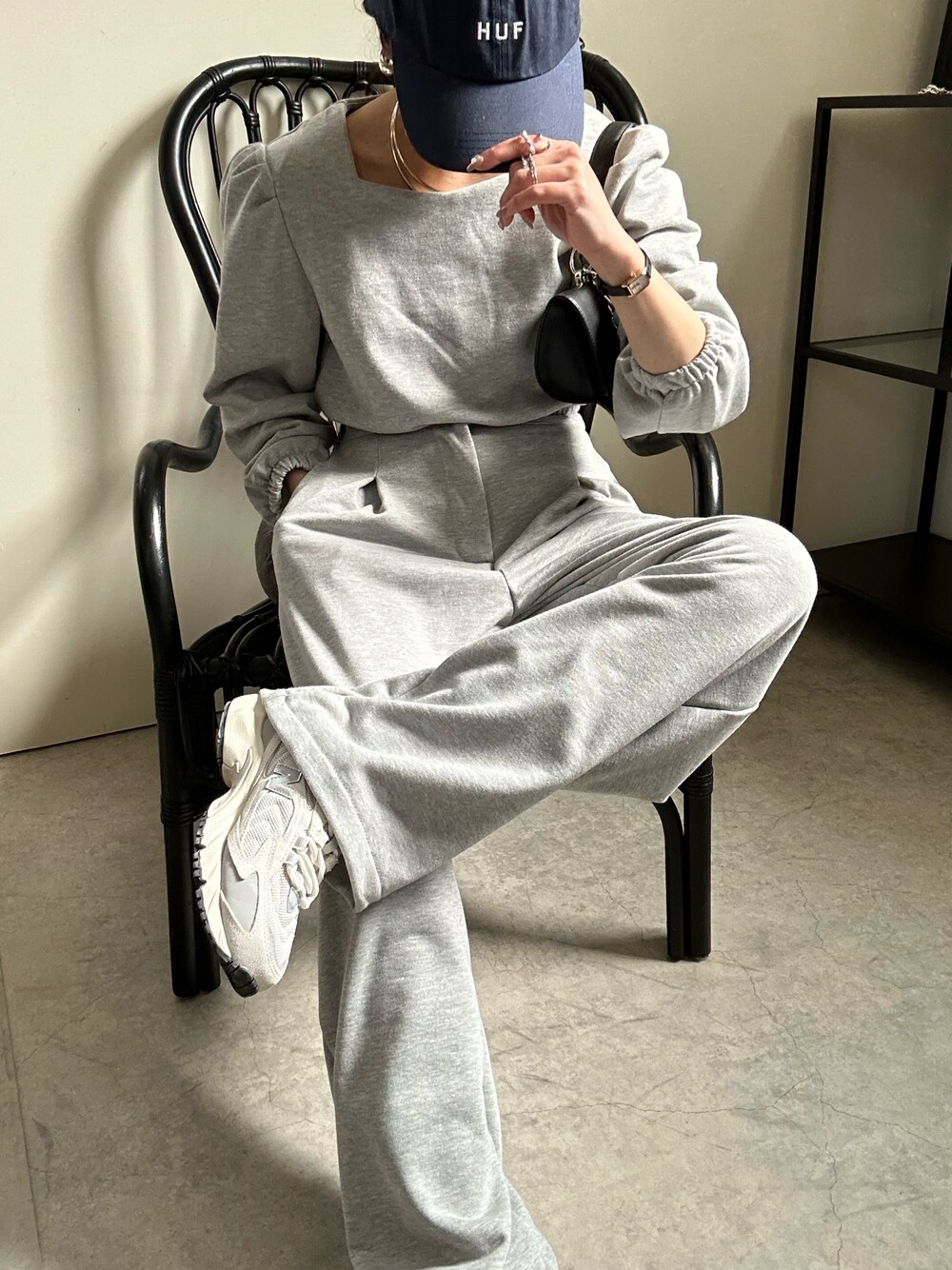 「uleula、uleula_official、uleula_2024ss、ウルア、オトナカジュアル、オトナ女子、セットアップ、パンツスタイル、今日のコーデ、韓国ファッション、スニーカーコーデ、スウェットコーデ、韓国コーデ、グレー、おしゃれさんと繋がりたい」｜「ULEULAのパワショルスクエアトップス＋タックワイドパンツ（セットアップ、グレー系）」を使った、MΛM♡さん（レディース・156cm）の春コーディネートの1枚目の写真