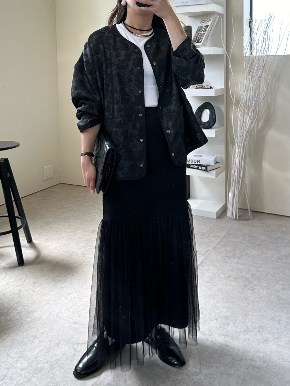 「uleula、uleula_2024ss、uleula_official、ウルア、デートコーデ、シンプルコーデ、チュールスカート、ジャガードブラウス、オトナ女子、きれいめカジュアル、ワントーンコーデ、ブラックコーデ、ブラック、大人カジュアル、スカートコーデ」｜「ULEULAのジャガードサテンパイピングシャツジャケット（シャツ/ブラウス、ブラック系）」を使った、MΛM♡さん（レディース・156cm）の春コーディネートの1枚目の写真