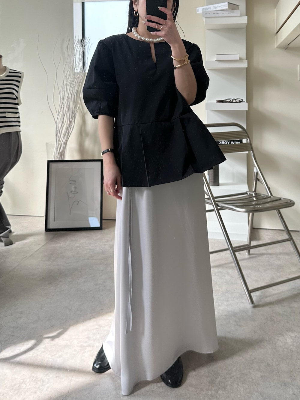 「uleula、uleula_2024ss、uleula_official、ウルア、オトナカジュアル、シンプルスタイル、春服コーデ、ブラウス、きれいめカジュアル、ぺプラムトップス、ロングスカート、ボリューム袖、マーメイドスカート、モノトーン、おしゃれさんと繋がりたい」｜「ULEULAの2WAYランタンスリーブブラウス/深Vネックボリュームスリーブブラウス（シャツ/ブラウス、ブラック系）」を使った、MΛM♡さん（レディース・156cm）の春コーディネートの1枚目の写真