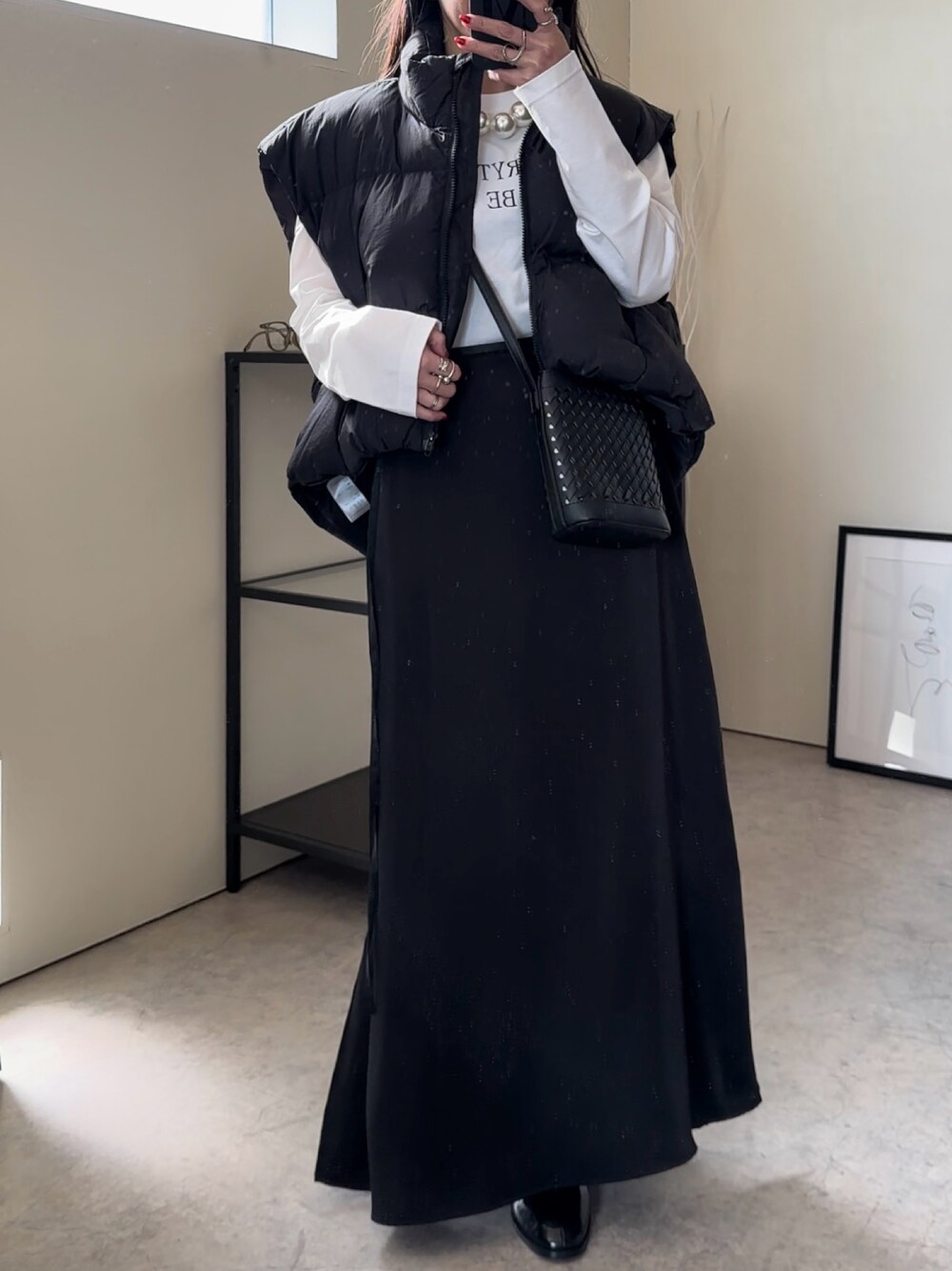 「uleula、uleula.official、uleula_2024ss、uleula_2023aw、オトナカジュアル、オトナ女子、ノームコア、エコダウン、ダウンベスト、ベストコーデ、ブラックコーデ、サテンスカート、スカートスタイル、おしゃれさんと繋がりたい」｜「ULEULAのショートスタンドエコダウンベスト（ダウンベスト、ブラック系）」を使った、MΛM♡さん（レディース・156cm）の冬コーディネートの1枚目の写真