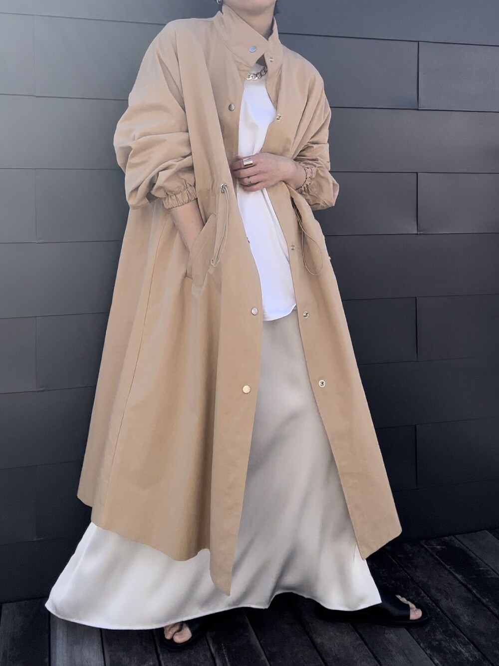 「uleula、uleula_official、uleula_2024ss、ウルア、オトナカジュアル、オトナ女子、春ファッション、スタンドカラー、ロングコート、春服みてみて、今日のコーデ、春アウター、韓国ファッション、ステンカラーコート、おしゃれさんと繋がりたい」｜「ULEULAのスタンドカラーコート/ステンカラーコート（ステンカラーコート、ベージュ系）」を使った、MΛM♡さん（レディース・156cm）の冬コーディネートの1枚目の写真