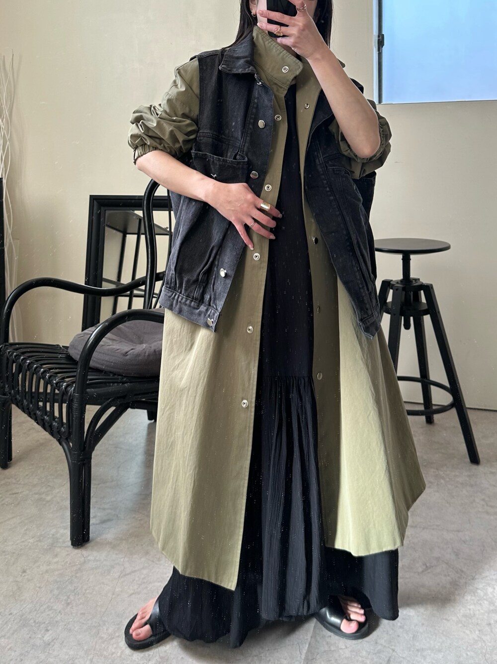 「uleula、uleula_official、uleula_2024ss、ウルア、オトナカジュアル、オトナ女子、休日スタイル、スタンドカラーコート、デニムベスト、ootd、カーキ、outfit、春コート、お出かけコーデ、おしゃれさんと繋がりたい」｜「ULEULAのスタンドカラーコート/ステンカラーコート（ステンカラーコート、グリーン系）」を使った、MΛM♡さん（レディース・156cm）の冬コーディネートの1枚目の写真