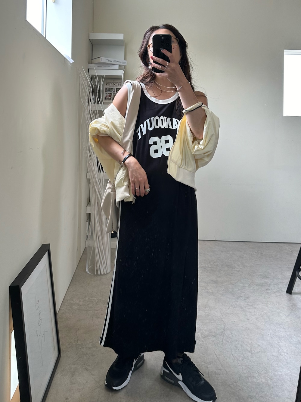 「uleula、uleula_2024ss、uleula_official、ウルア、お出かけコーデ、ロゴワンピース、スポーツミックス、オトナカジュアル、プチプラ、夏ファッション、ワンピース、ワンピースコーデ、ワンピーススタイル、おしゃれさんと繋がりたい」｜「ULEULAのスポーティラインノースリワンピース（ワンピース、ブラック系）」を使った、MΛM♡さん（レディース・155cm）の夏コーディネートの1枚目の写真