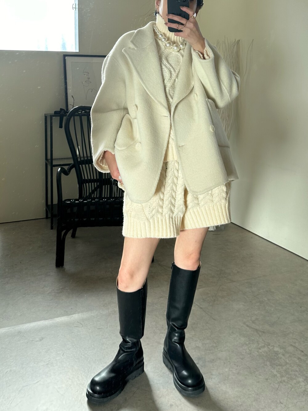 「uleula、uleula_2023aw、uleula.official、ウルア、オトナカジュアル、オトナ女子、ニットアップ、ニットコーデ、セットアップ、ホワイトコーデ、クリスマスコーデ、オトナカワイイ、お出かけコーデ、クリスマスに着たい服、おしゃれさんと繋がりたい」｜「ULEULAのミディアムウールジャケット（テーラードジャケット、ホワイト系）」を使った、MΛM♡さん（レディース・156cm）の冬コーディネートの1枚目の写真