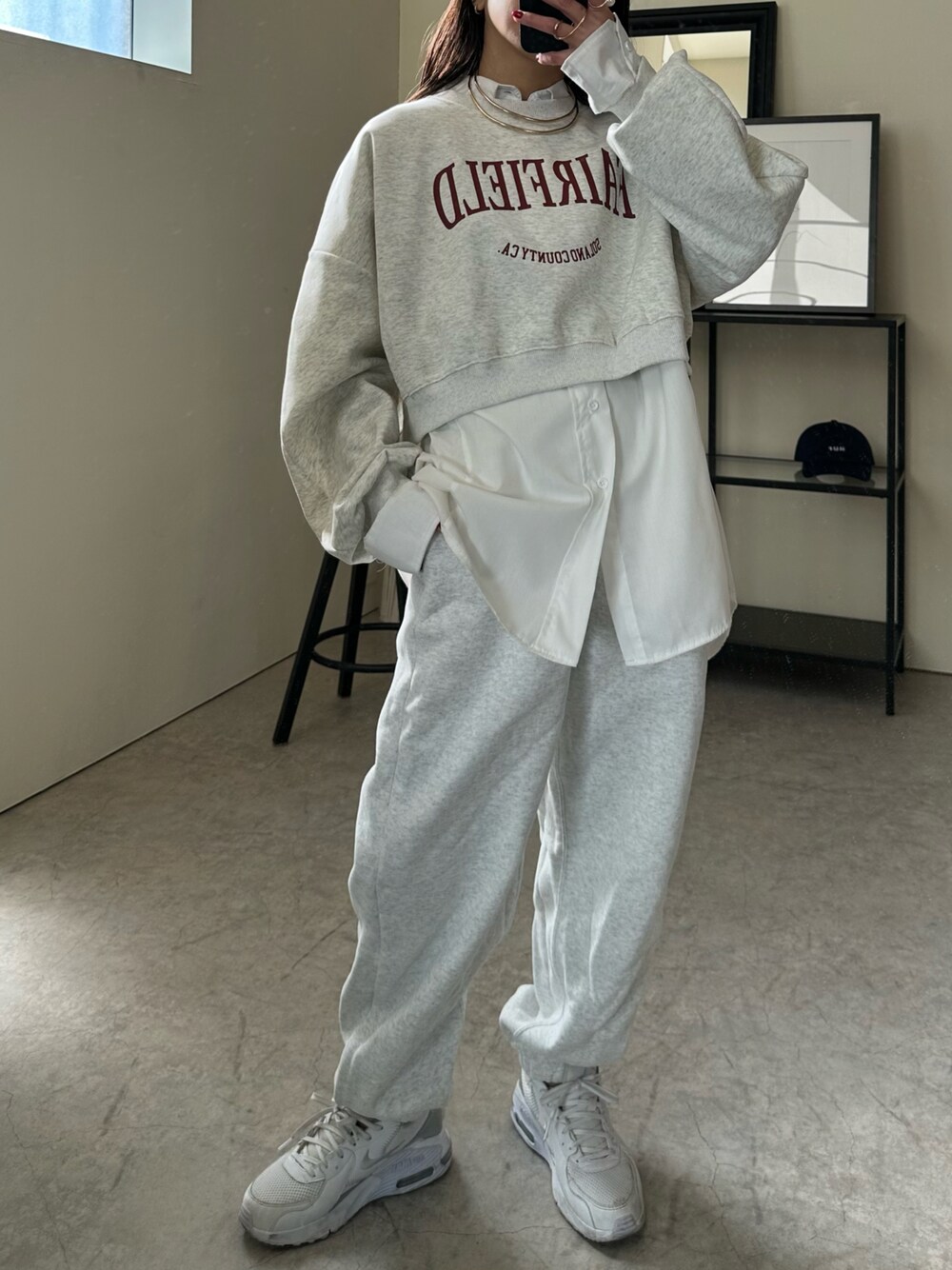「uleula、uleula_official、uleula_2024ss、ウルア、大人カジュアル、オトナ女子、春夏コーデ、スウェット、ロゴスウェット、カレッジロゴ、リラックススタイル、スニーカー、グレー、ワントーンコーデ、おしゃれさんと繋がりたい」｜「ULEULAのカレッジカスレロゴプルオーバー/ボリュームスリーブトップス（スウェット、グレー系）」を使った、MΛM♡さん（レディース・156cm）の春コーディネートの1枚目の写真