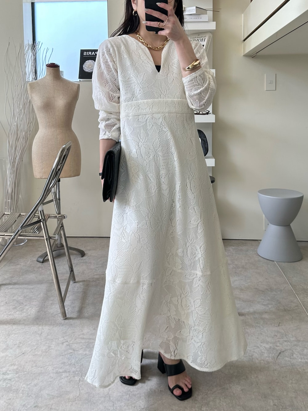 「uleula、uleula_official、uleula_2024ss、オトナカジュアル、春夏コーデ、春服コーデ、大人コーデ、お出かけコーデ、レース、ワンピーススタイル、今日のコーデ、シアー、ロングワンピース、レースワンピース、おしゃれさんと繋がりたい」｜「ULEULAの深Vネックレースロングワンピース/オケージョン（ワンピース、ホワイト系）」を使った、MΛM♡さん（レディース・156cm）の春コーディネートの1枚目の写真
