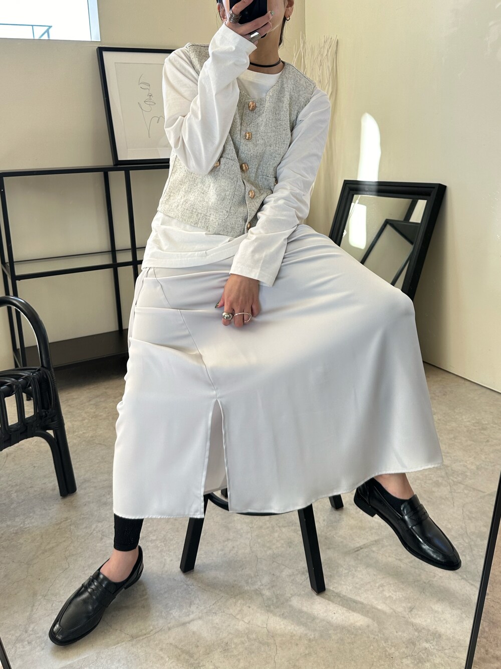 「uleula、uleula.official、uleula_2024ss、ウルア、オトナカジュアル、オトナ女子、ツイード、ベスト、ベスト×Tシャツ、サテンスカート、淡い色コーデ、おでかけコーデ、淡色女子、おしゃれさんと繋がりたい」｜「ULEULAのツイードコンパクトベスト（ベスト、ホワイト系）」を使った、MΛM♡さん（レディース・156cm）の冬コーディネートの1枚目の写真