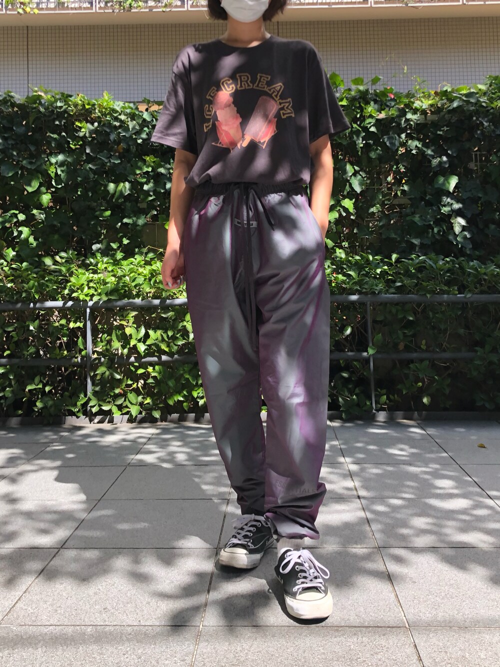 「ESSENTIALS、fog、ジョガーパンツ、BBC、Tシャツ、カジュアルコーデ、コンバース、夏コーデ」｜「FOG ESSENTIALSのアイテム（パンツ、その他）」を使った、まなえさん（レディース・158cm）の夏コーディネートの1枚目の写真
