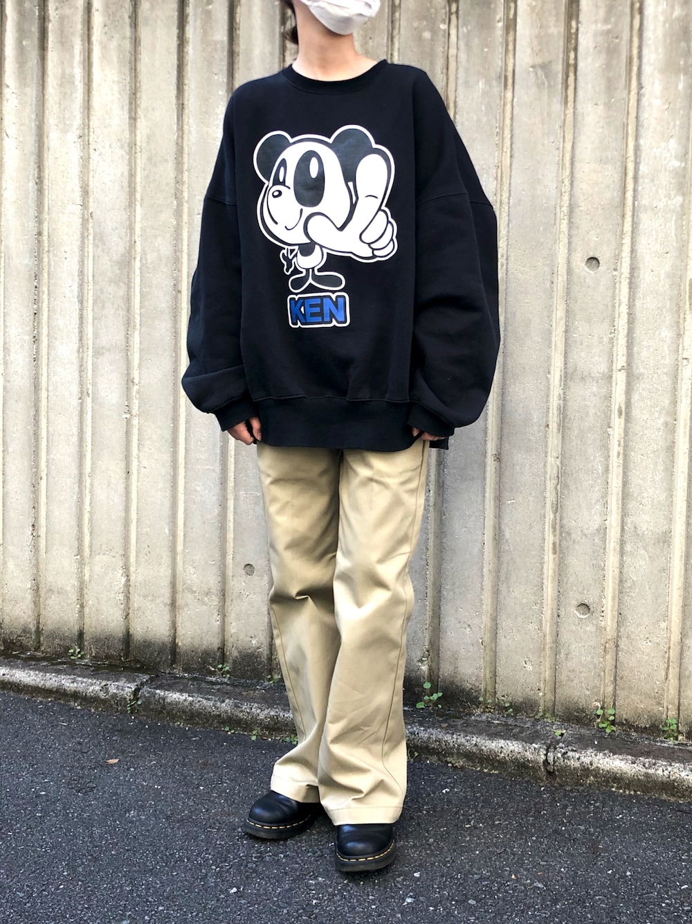 「Dickies、ディッキーズ、フレアパンツ、スウェット、オーバーサイズ、Dr.Martens、カジュアル、休日コーデ、little sunny bite、OPENING CEREMONY、カジュアルコーデ」｜「DickiesのDickies/ディッキーズ FLARE CUT フレアパンツ チノパンツ（チノパンツ、ベージュ系）」を使った、まなえさん（レディース・158cm）の秋コーディネートの1枚目の写真