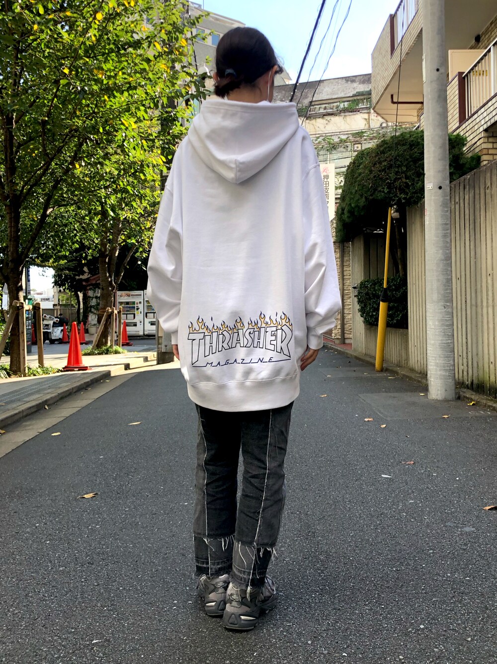 「THRASHER、Keith Haring、パーカー、パンツスタイル、デニム、New Balance、スニーカー、オトナカジュアル、カジュアルコーデ、ラフ、秋冬コーデ」｜「THRASHERのアイテム（パーカー、ホワイト系）」を使った、まなえさん（レディース・158cm）の秋コーディネートの1枚目の写真