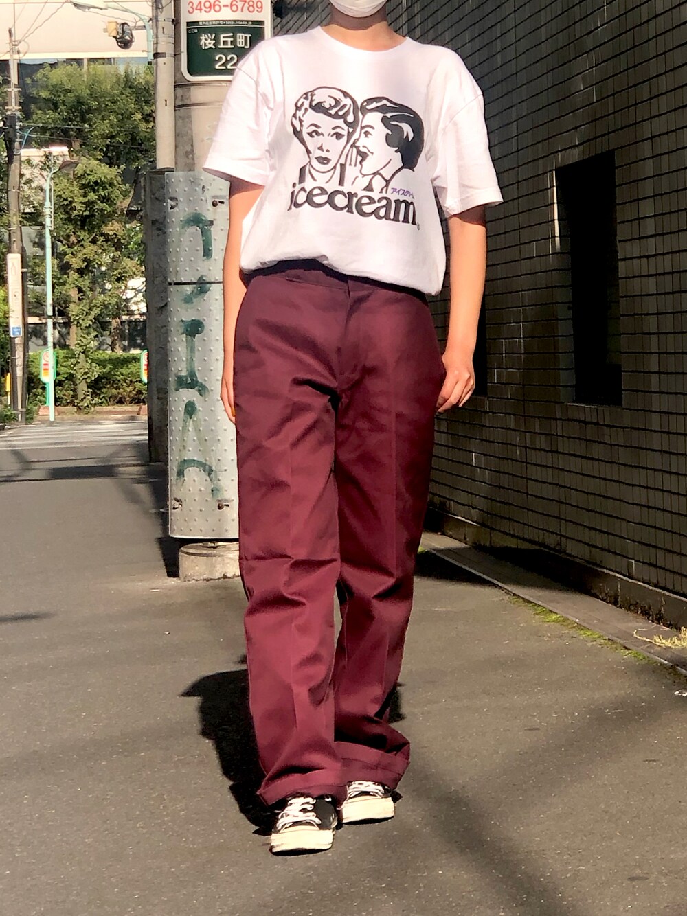 「Dickies、Dickies874、ワークパンツ、ディッキーズ(Dickies)、BBC、Billionaire Boys Club(Billionaire Boys Club)、Tシャツ、converse、スニーカー、カジュアル」｜「DickiesのDickies/ディッキーズ ORIGINAL FIT 874 TCツイル ワイドパンツ（チノパンツ、レッド系）」を使った、まなえさん（レディース・158cm）の夏コーディネートの1枚目の写真
