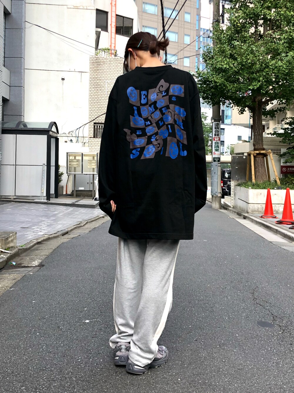 「スマイル、ロンT、オーバーサイズ、ビッグシルエット、スウェットパンツ、グレースウェット、ラインパンツ、New Balance、ニューバランス、ROOPTOKYO、休日スタイル、カジュアルコーデ、大人カジュアル、黒、スウェット」｜「ROOPTOKYOのROOPTOKYOオリジナル SMILEY FACE L/S TEE ドロップショルダー バックグラフィック スマイリー ロングスリーブTシャツ（Tシャツ/カットソー、ブラック系）」を使った、まなえさん（レディース・158cm）の秋コーディネートの1枚目の写真