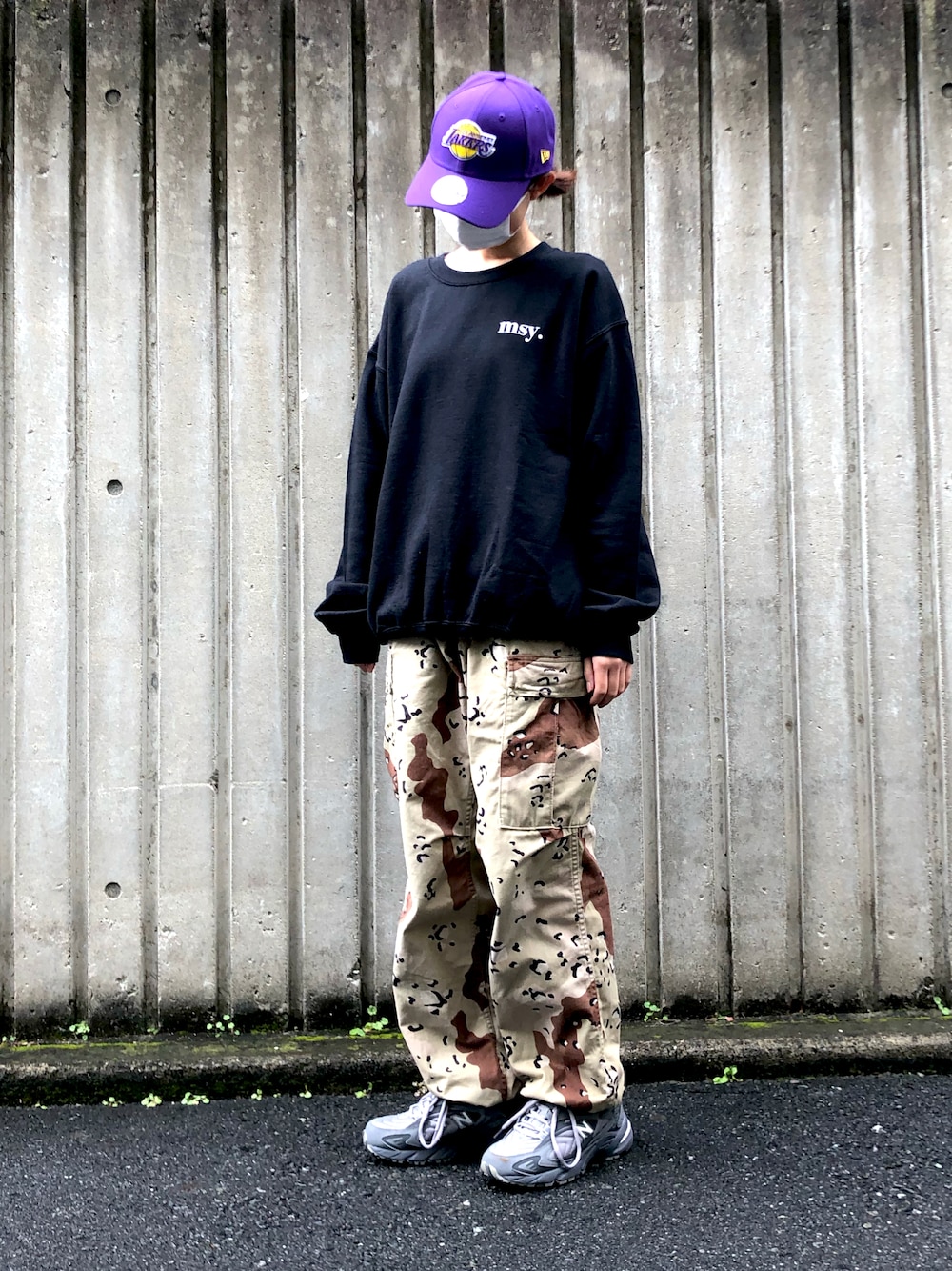「スウェット、スニーカー、ミリタリー、カジュアル、カモフラ、キャップ、New Balance、トレーナー、カモフラパンツ、NEW ERA、ロゴスウェット、秋服、オトナカジュアル、MLB、秋冬コーデ」｜「NEW ERAのNEW ERA/ニューエラ THE LEAGUE 9FORTY CHICAGO BULLS/LOS ANGELES LAKERS キャップ 刺繍 NBA　ブルズ レイカーズ（キャップ、パープル系）」を使った、まなえさん（レディース・158cm）の秋コーディネートの1枚目の写真