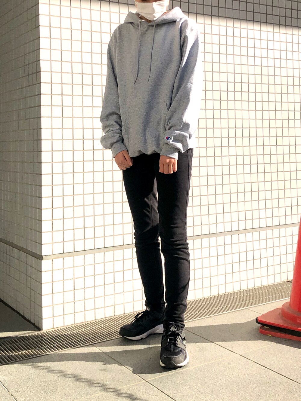 「スニーカー、シンプル、NIKE、スキニー、チャンピオン、パーカー、UNIQLO、モノトーン、大人カジュアル、ユニクロ、Champion、休日コーデ、プチプラコーデ、ROOPTOKYO」｜「Championの【Champion/チャンピオン】レディース HOODED 裏起毛 ビッグプルオーバー パーカー 袖ワンポイントロゴ（パーカー、グレー系）」を使った、まなえさん（レディース・158cm）の秋コーディネートの1枚目の写真