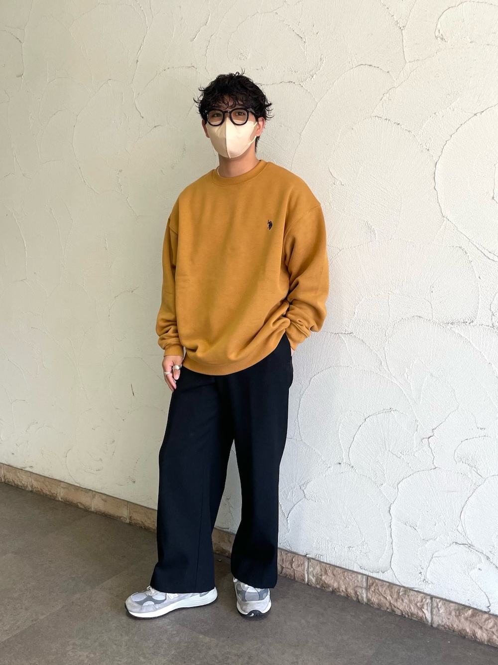 「マスタードカラー、スウェット、スウェットコーデ、裏起毛、秋コーデ、秋服、きれいめカジュアル、プチプラ、カジュアル、カジュアルコーデ、低身長コーデ、ニューバランス、CPCM、ユニセックス」｜「U.S. POLO ASSN.の1ポイント刺繍 裏起毛クルーネック別注 ビッグシルエットスウェット（スウェット、イエロー系）」を使った、kaiseiさん（メンズ・166cm）の秋コーディネートの1枚目の写真