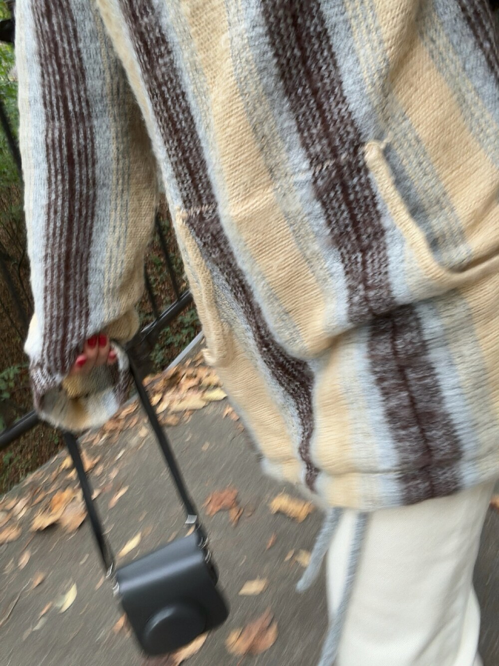 「秋、自然に囲まれて」｜「Kastaneの【カタログ掲載アイテム】ニットメキシカンパーカー（ニット/セーター、ベージュ系）」を使った、onnnyuuuさん（レディース・158cm）の秋コーディネートの1枚目の写真