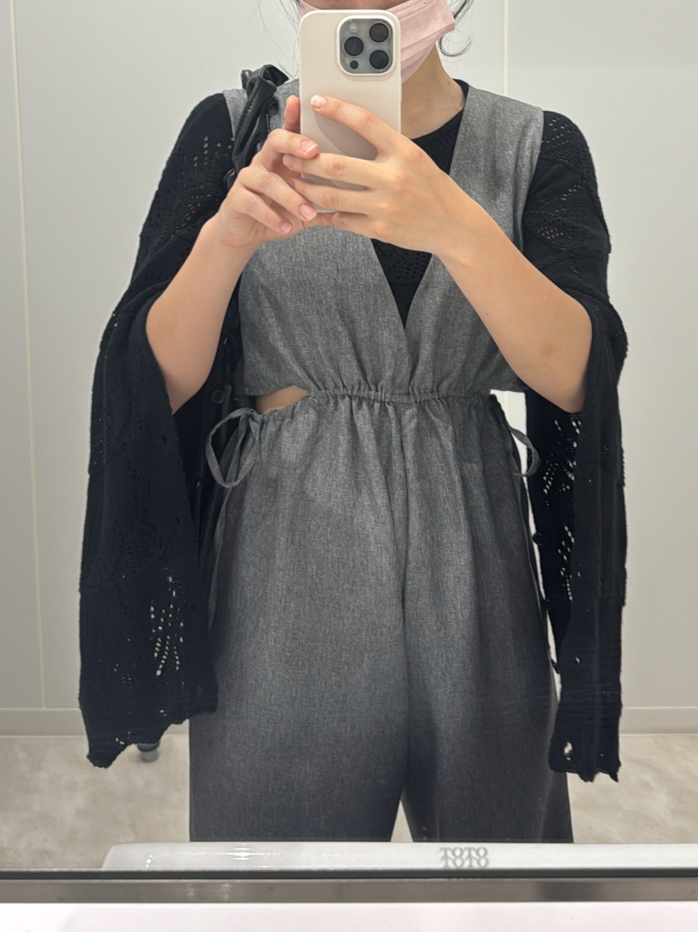 「しまむらのアイテム（オールインワン・サロペット、グレー系）」を使った、onnnyuuuさん（レディース・158cm）の秋コーディネートの1枚目の写真