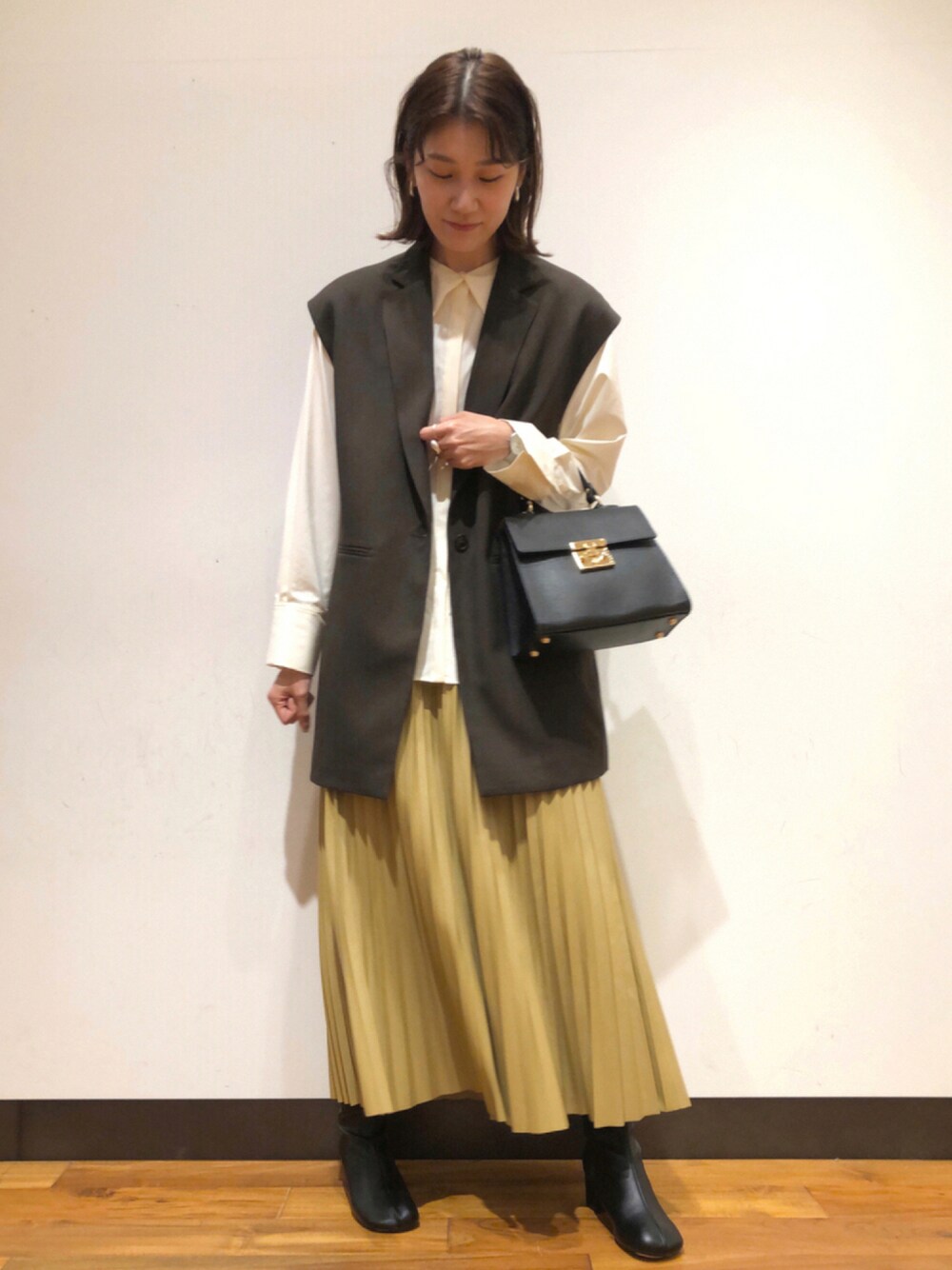 「シンプル、レザー、ベージュ、秋のコーデ、レイヤードスタイル、大人カジュアル、ロングスカート、ブラウン、ootd、シャツスタイル、襟付きトップス、URBAN RESEARCH、秋冬コーデ、オトナ女子、秋服準備はじめました」｜「URBAN RESEARCHのウール調合繊テーラードジレ（その他アウター、ブラウン系）」を使った、サ トさん（レディース・166cm）の秋コーディネートの1枚目の写真