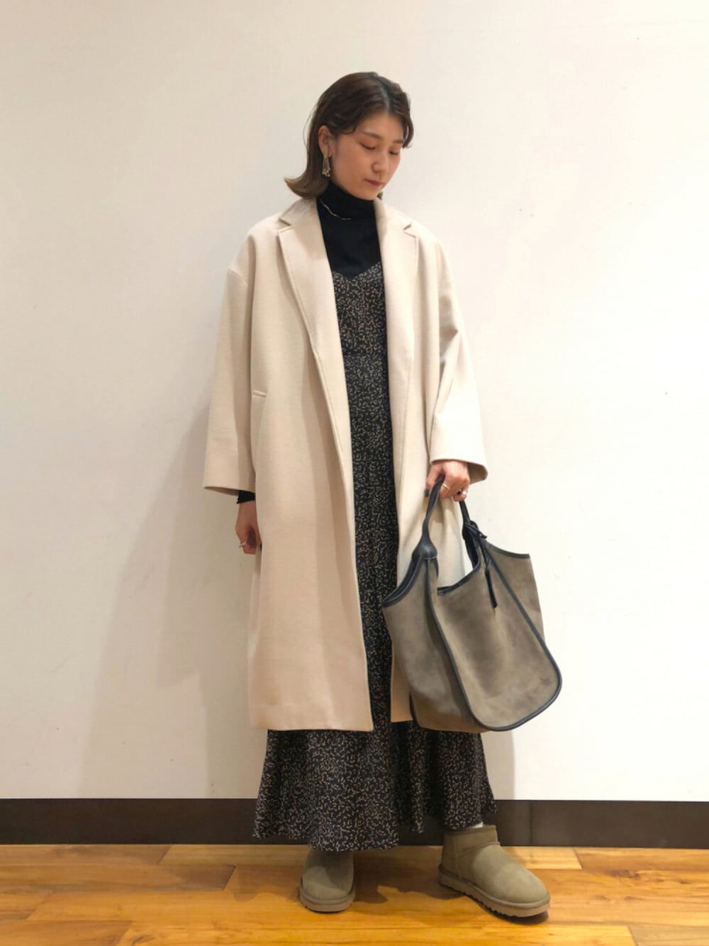 「シンプル、チェスターコート、ロングコート、キレイめ、URBAN RESEARCH、大人ガーリー、キャミワンピ、高身長女子、秋冬コーデ、オトナ女子、秋トレンド2021」｜「URBAN RESEARCHの【Oggi11月号掲載】オーバーチェスターコート（チェスターコート、ホワイト系）」を使った、サ トさん（レディース・166cm）の秋コーディネートの1枚目の写真