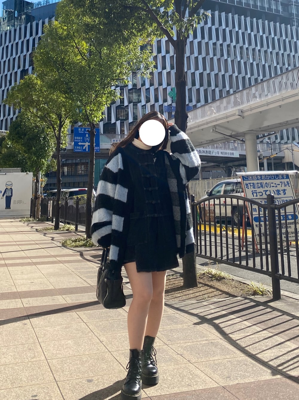 「休日コーデ、レイヤードスタイル、厚底シューズ、デニム、カーディガン、春アウター、ビッグシルエット、プチプラ、春コーデ、デニムジャケット、低身長、outfit」｜「AS KNOW AS PINKYのアイテム（デニムジャケット、ブラック系）」を使った、misatoさん（レディース・150cm）の春コーディネートの1枚目の写真