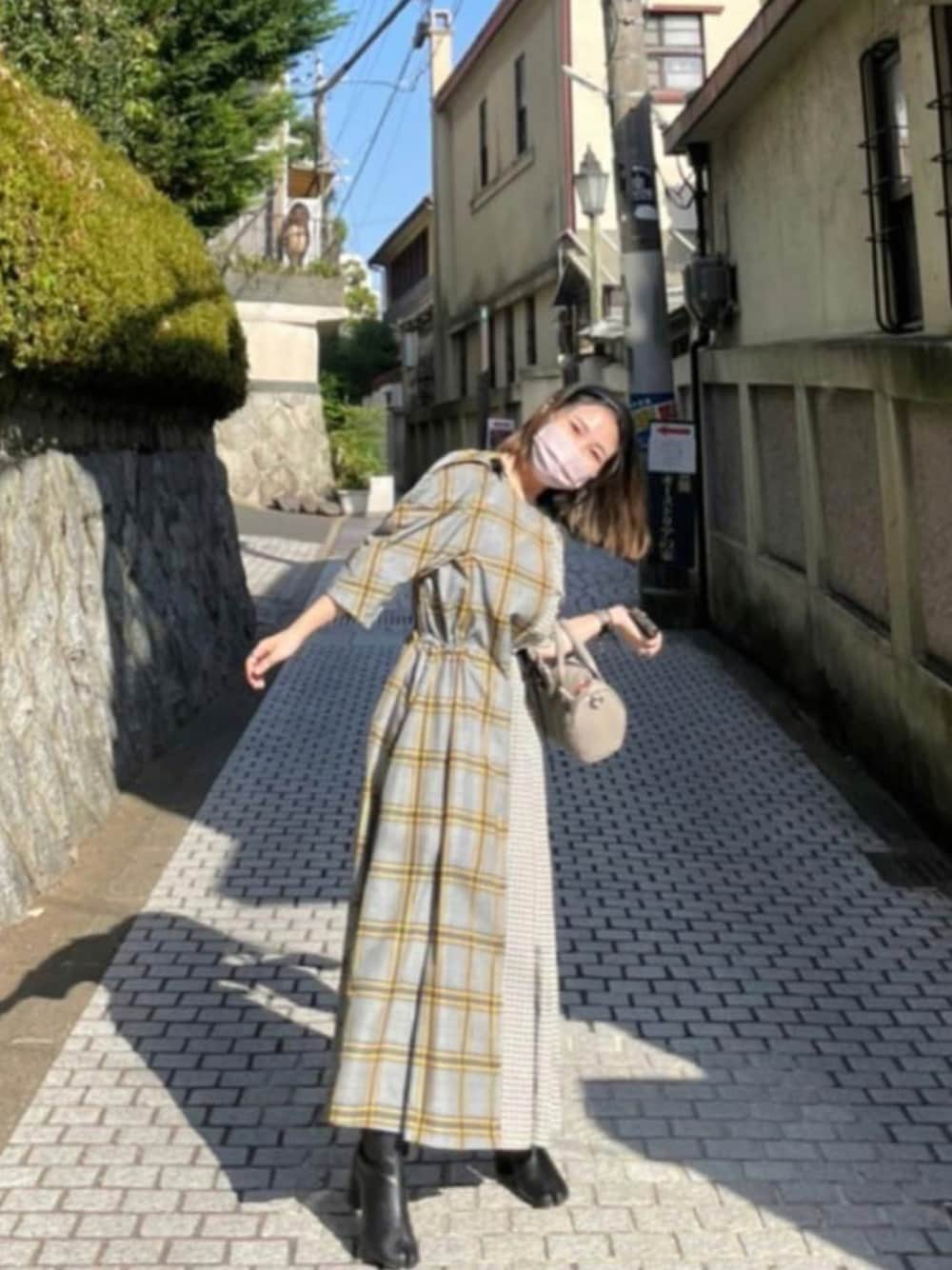 「ワンピース、カチューシャ、休日コーデ、TOGA PULLA」｜「alexanderwangのAlexander Wang Mini Rockie Cross Body Bag（ショルダーバッグ、グレー系）」を使った、misatoさん（レディース・150cm）の秋コーディネートの1枚目の写真