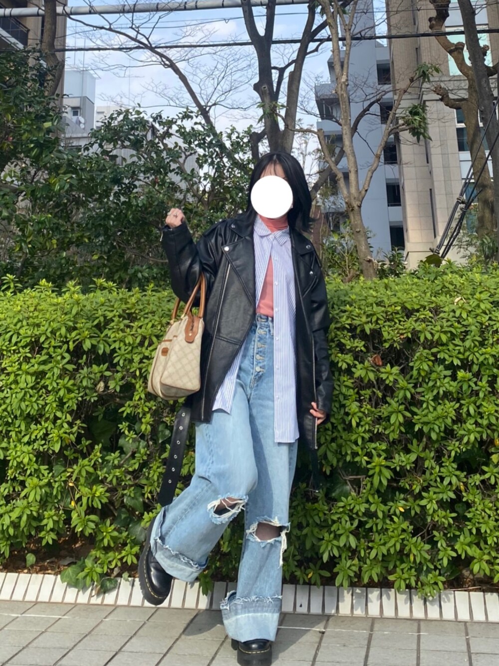 「春カラー、低身長、レイヤードスタイル、ライダース、デニムパンツ、ドクターマーチン、シアートップス」｜「jouetieのハイウエストダメージワイドパンツ（デニムパンツ、ブルー系）」を使った、misatoさん（レディース・150cm）の春コーディネートの1枚目の写真