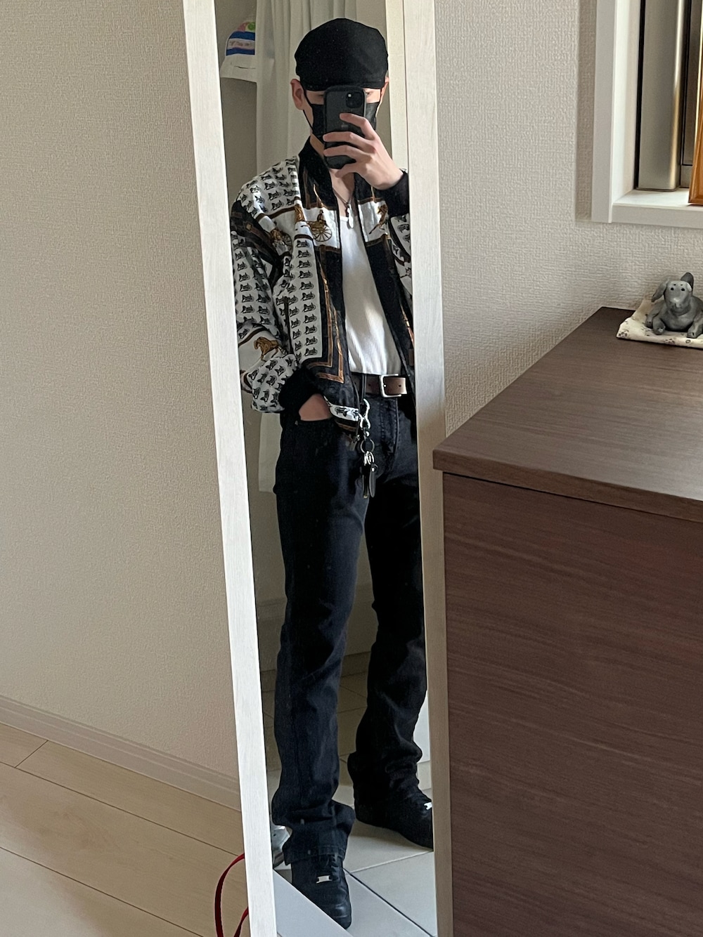 「アメカジ、春コーデ、Levi's、リーバイス、タンクトップ、エアフォースワン、NIKE、古着、ハンチング、おしゃれさんと繋がりたい、70's、80s、90’s、フレアパンツ、プチプラコーデ」｜「Levi'sのアイテム（デニムパンツ、ブラック系）」を使った、近所の高校生さん（メンズ・176cm）の春コーディネートの1枚目の写真