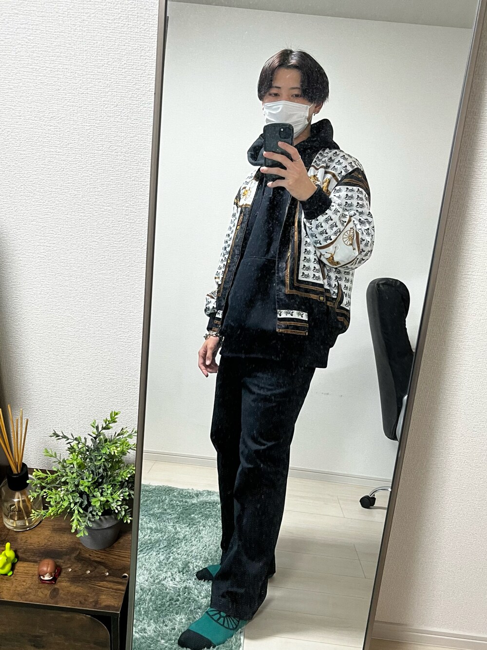 「秋、古着、ストリート、古着MIX、秋コーデ、オーバーサイズ、パーカー、GU、プチプラ、カジュアルコーデ、モノトーン、高校生」｜「GUのアイテム（デニムパンツ、ブラック系）」を使った、近所の高校生さん（メンズ・176cm）の秋コーディネートの1枚目の写真