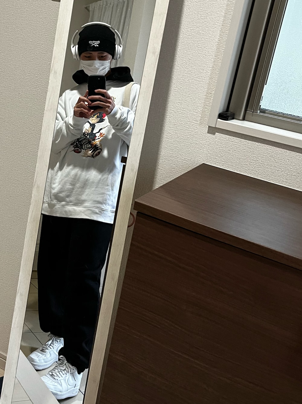 「秋冬コーデ、おしゃれさんと繋がりたい、スニーカー、ストリート、プチプラコーデ、ADRER、NIKE、プチプラ、ビーニー、ヘッドホン、GU、スウェパカ、モノトーン、モノトーンコーデ、カジュアル」｜「NIKEのナイキ エア フォース 1 '07 メンズシューズ / Nike Air Force 1 '07 Men's Shoes CW2288-111 White（スニーカー、ホワイト系）」を使った、近所の高校生さん（メンズ・176cm）の冬コーディネートの1枚目の写真