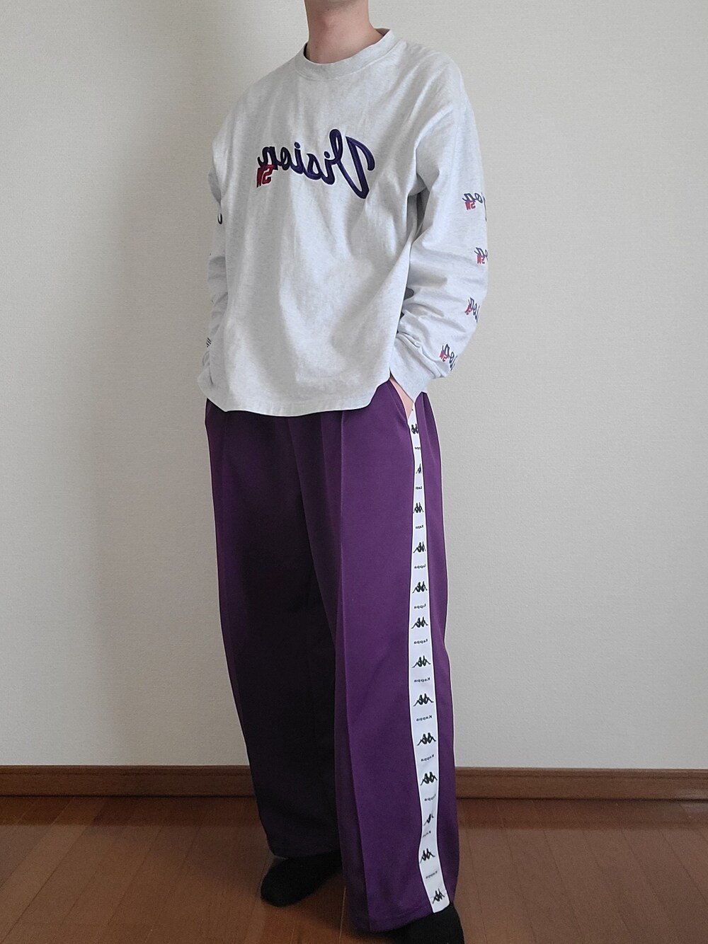 グレー系のTシャツ/カットソー、パープル系のその他パンツを着用したメンズの春コーディネートの1枚目の写真