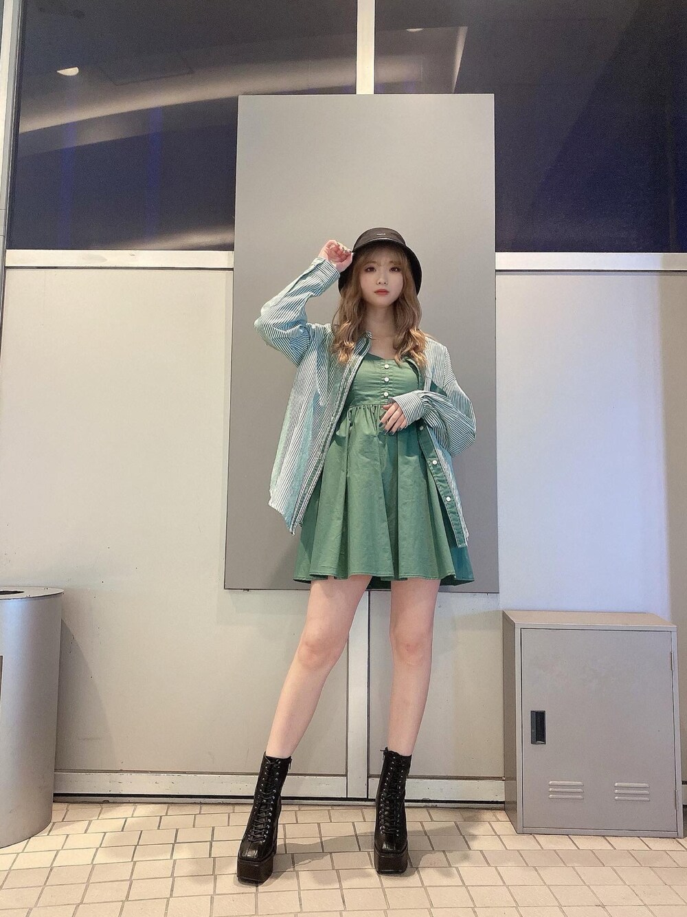 「ENVYM、envym_staff、ENVYMコーデ、お洒落さんとつながりたい、春、カジュアルコーデ、バケットハット、グリーン、セットアップ、シャツスタイル、厚底シューズ、シンプル、ミニワンピ、いいね、save、フォローお願いします🤑、カラー×コーデ」｜「ENVYMのスウィッチングバケットハット（キャップ、ブラック系）」を使った、MYUさん（レディース・165cm）の春コーディネートの1枚目の写真