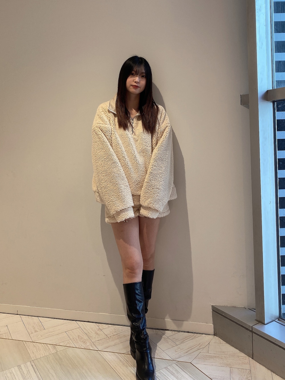 「ENVYM、envym_staff、ENVYMコーデ、ボア、セットアップ、休日スタイル、オトナカジュアル、ゆったりコーデ、ロングブーツ、秋」｜「ENVYMのボアハーフジッププルオーバー（その他トップス、ホワイト系）」を使った、MYUさん（レディース・165cm）の秋コーディネートの1枚目の写真