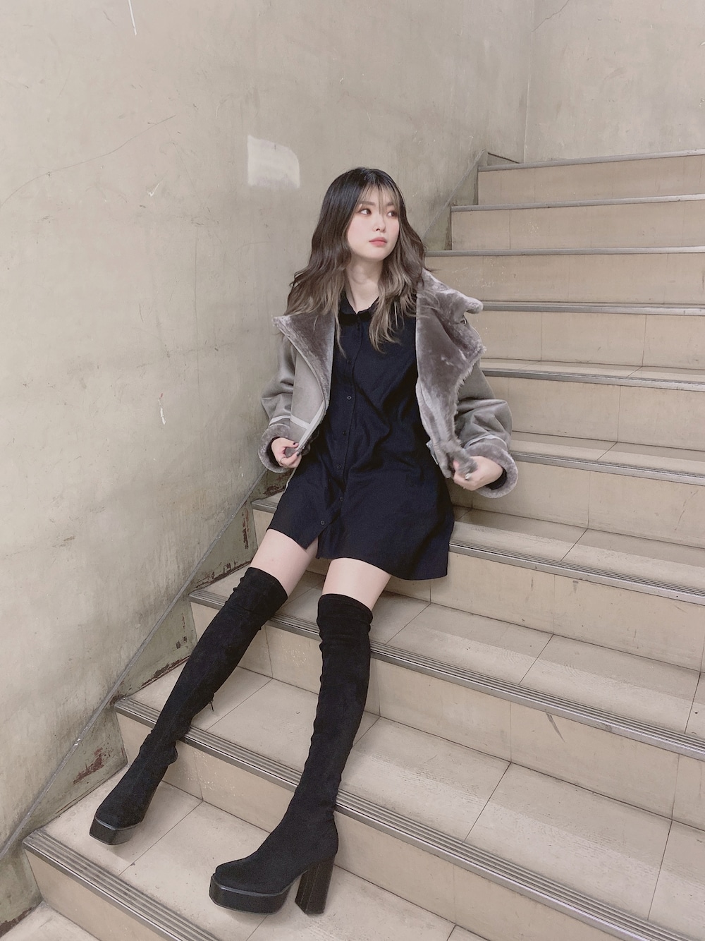「ENVYM、ENVYMコーデ、envym_staff、ニーハイブーツ、おしゃれさんと繋がりたい、大人カジュアル、ムートンコート、ファーコート、ワンピース、シャツコーデ、シンプル、冬コーデ、ショート丈アウター、ボンバージャケット、カジュアル」｜「ENVYMのＡラインシャツＯＰ（ワンピース、ブラック系）」を使った、MYUさん（レディース・165cm）の秋コーディネートの1枚目の写真