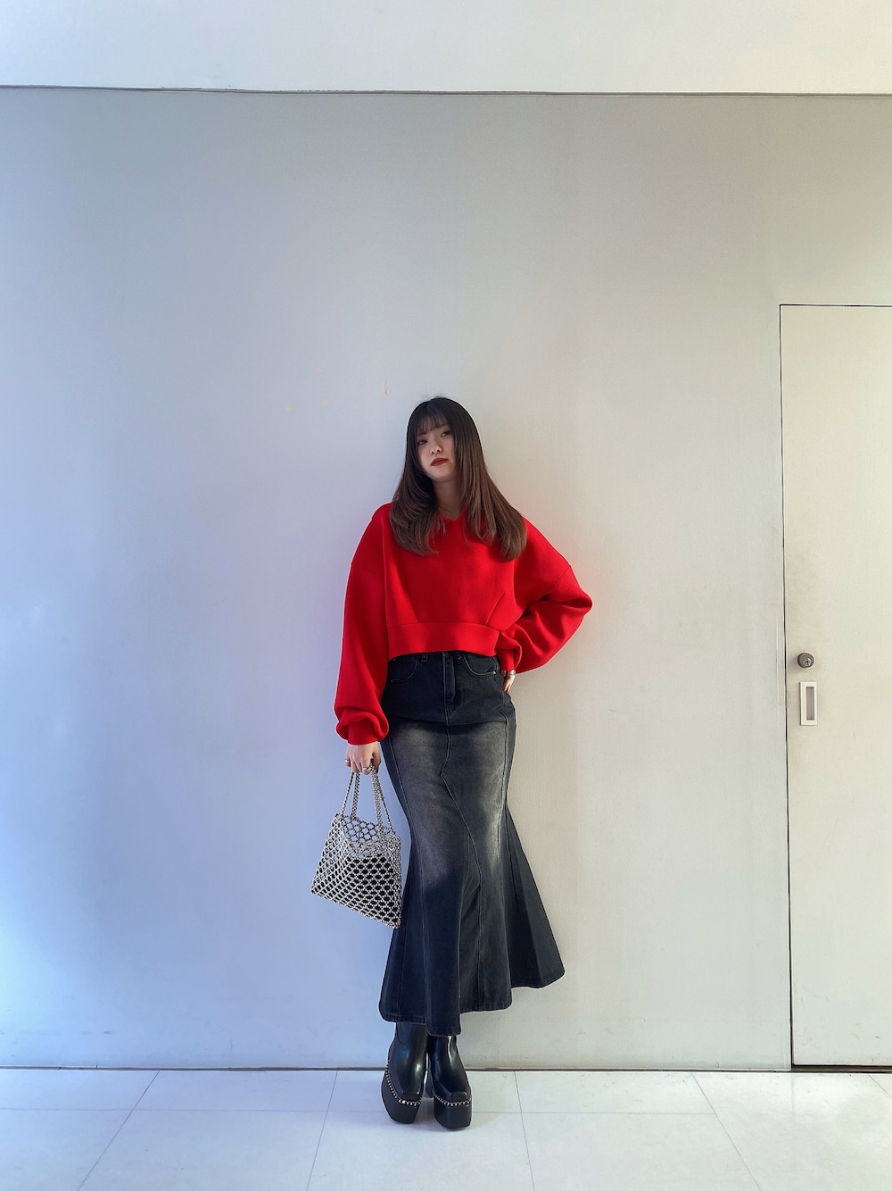 「ENVYM、envym_staff、ENVYMコーデ、パーカー、レッド、デニム、デニムスカート、ロングスカート、ショートブーツ、厚底シューズ、シンプル、ラクチンコーデ、ハンドバッグ」｜「ENVYMのショートルーズフーディー（パーカー、レッド系）」を使った、MYUさん（レディース・165cm）の秋コーディネートの1枚目の写真