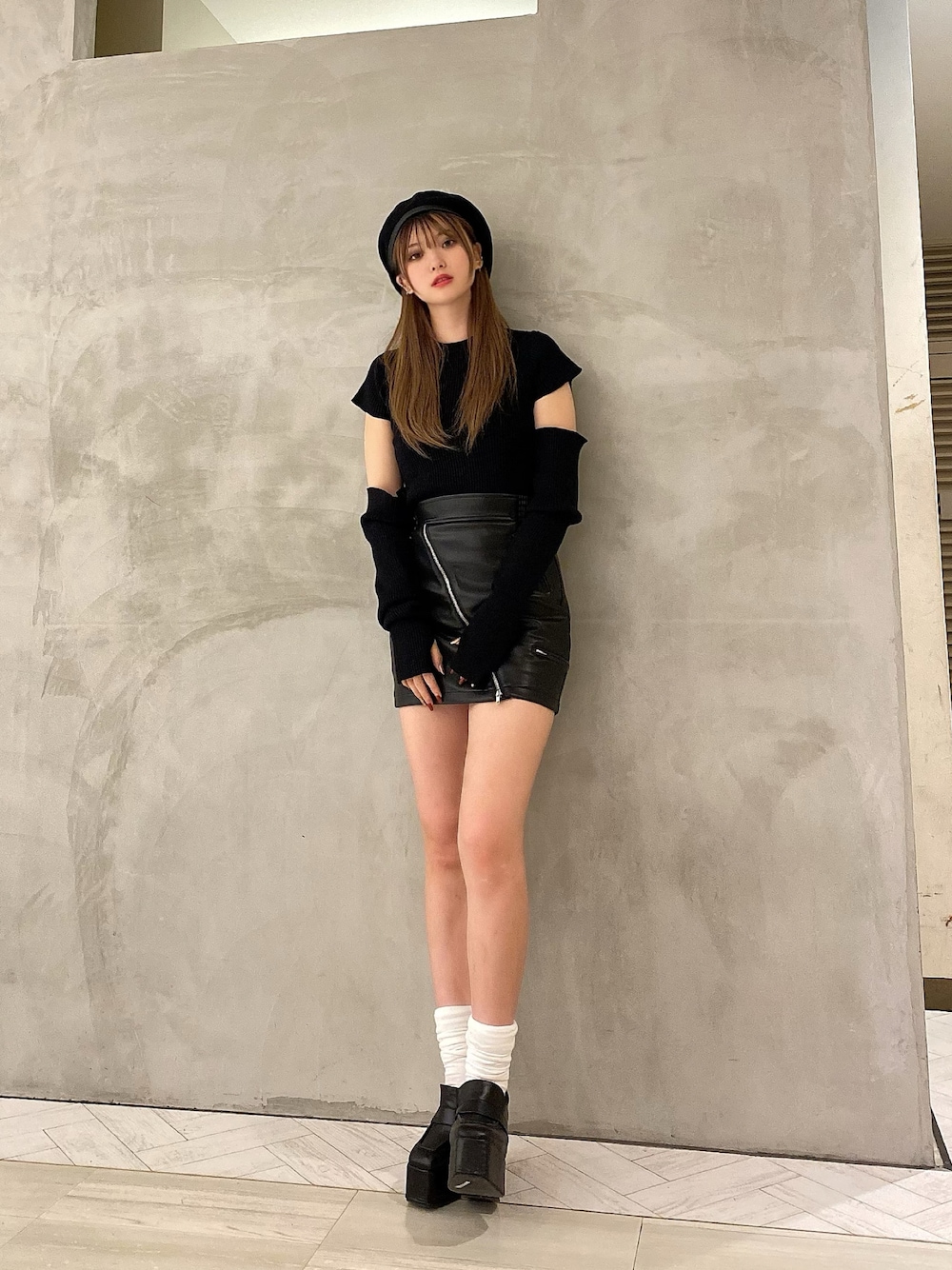 「ENVYM、envym_staff、ENVYMコーデ、シンプルコーデ、ブラックコーデ、秋、オトナ女子、厚底シューズ、ローファー×靴下、レザースカート、アームウォーマー、タイトスカート、秋のコーデ、ベレー帽、カジュアルコーデ」｜「ENVYMのパイピングベレー（ハンチング/ベレー帽、ブラック系）」を使った、MYUさん（レディース・165cm）の秋コーディネートの1枚目の写真