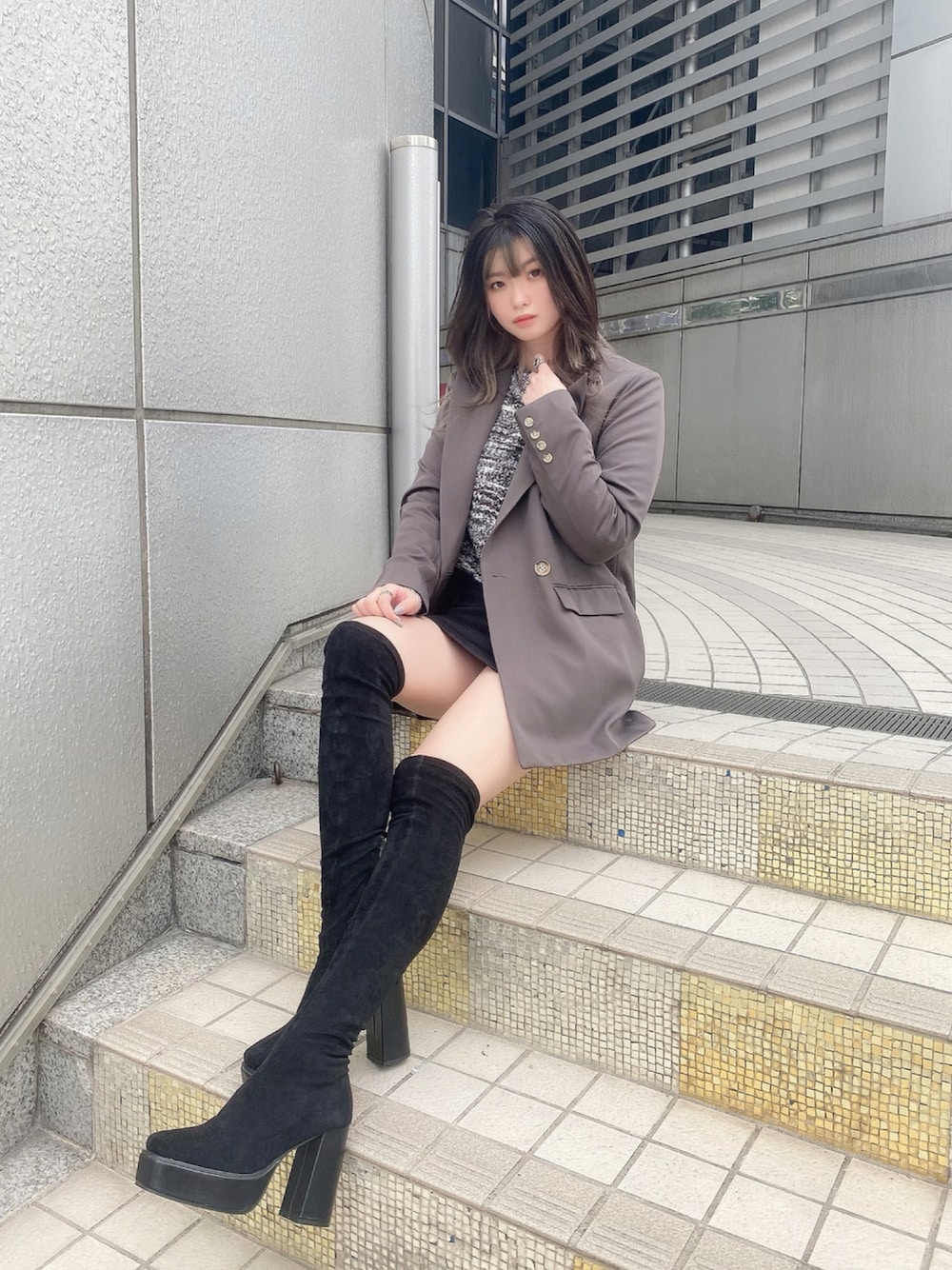 「ニット、ジャケット、スカート、シンプル、ニーハイブーツ、レイヤードスタイル、オーバーサイズ、きれいめカジュアル、ENVYM、オトナカジュアル、秋コーデ、おしゃれさんと繋がりたい、ENVYMコーデ、いいね、save、フォローお願いします🤑、envym_staff」｜「ENVYMのオーバーサイズダブルＪＫ（その他アウター、ブラウン系）」を使った、MYUさん（レディース・165cm）の秋コーディネートの1枚目の写真