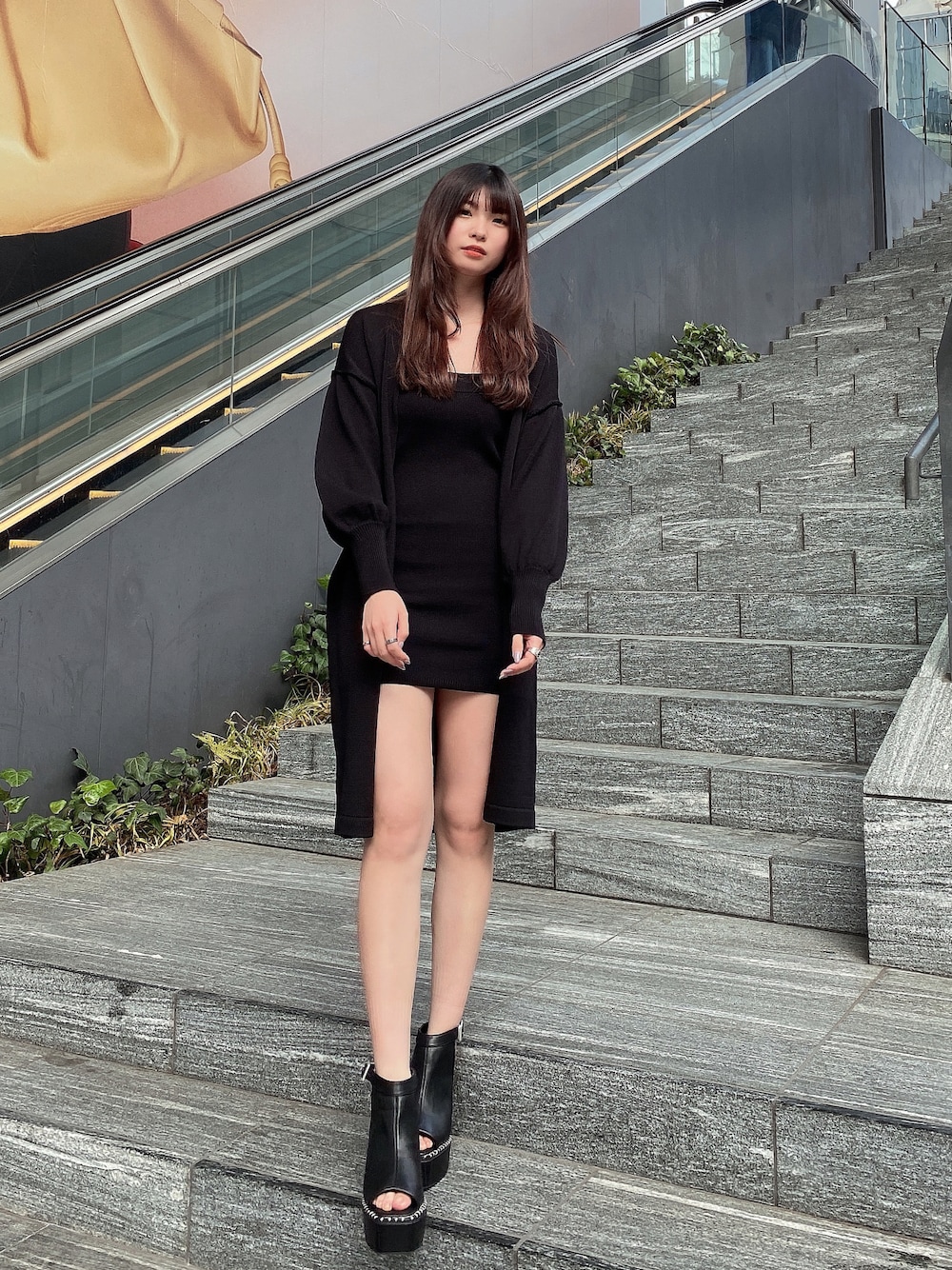 「ENVYM、envym_staff、ENVYMコーデ、シンプル、シンプルコーデ、オールブラック、キャミワンピ、カーティガン、厚底サンダル、春服デビュー宣言、大人カジュアル」｜「ENVYMのステッチブーティー（ブーツ、ブラック系）」を使った、MYUさん（レディース・165cm）の春コーディネートの1枚目の写真