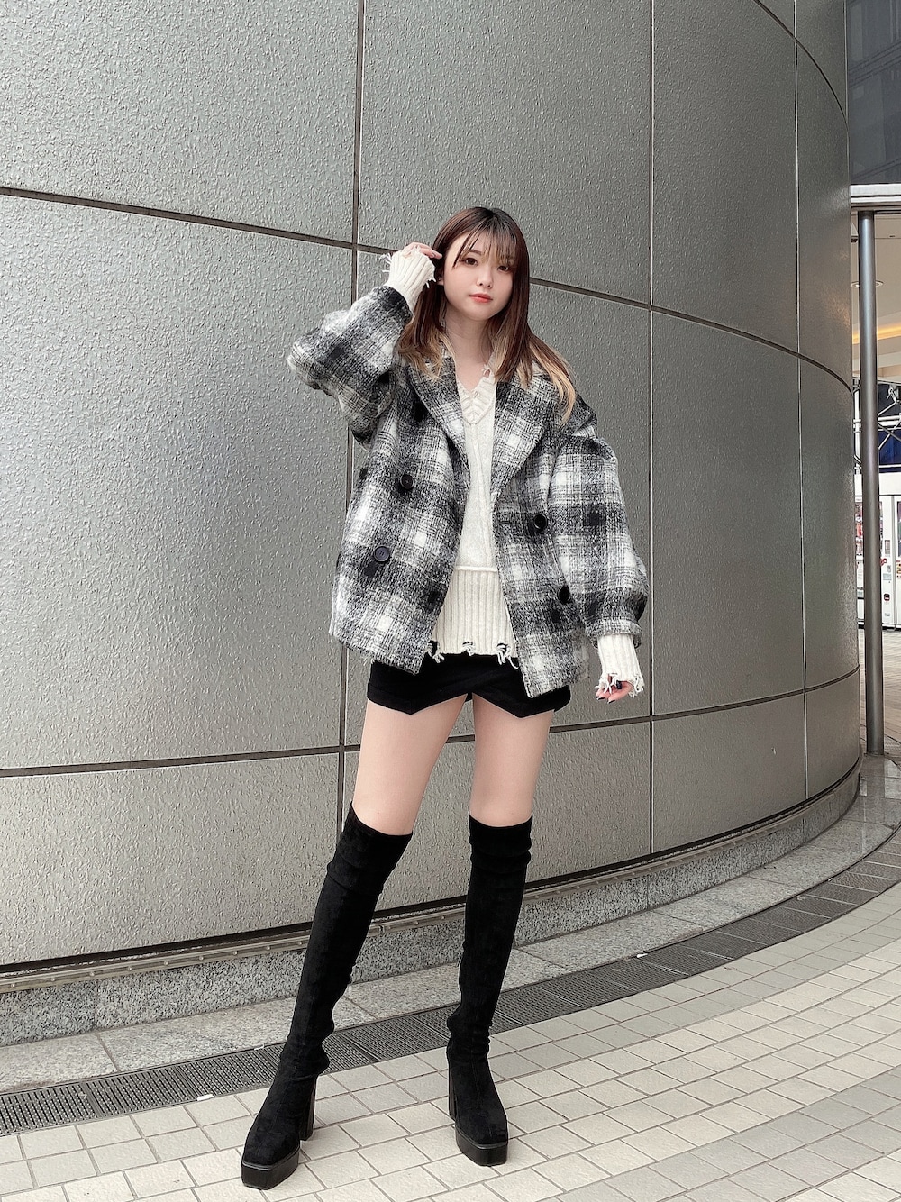 「ENVYM、envym_staff、ENVYMコーデ、冬コーデ、ニーハイブーツ、ロングブーツ、コート、大人カジュアル、ニット、ミニスカート、お洒落さんとつながりたい、大人コーデ、チェック、高身長女子、ビックシルエット」｜「ENVYMのタックスリーブコクーンＣＴ（その他アウター、ベージュ系）」を使った、MYUさん（レディース・165cm）の冬コーディネートの1枚目の写真
