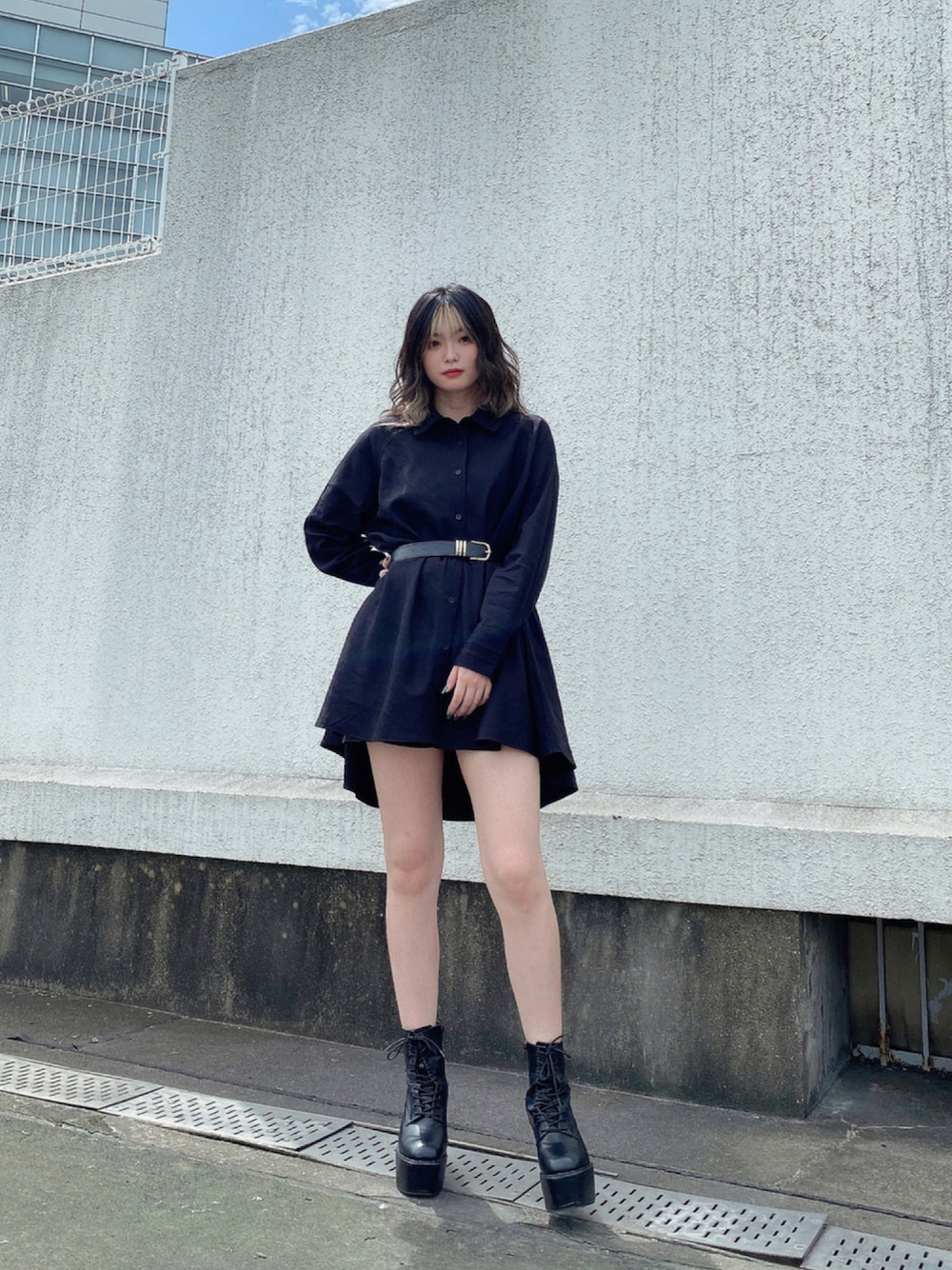 「ENVYM、envym_staff、ENVYMコーデ、ワンピース、シャツワンピ、ショートブーツ、レースアップシューズ、ベルト、ブラック、シンプルコーデ、秋コーデ、厚底ブーツ、オトナ女子、ootd、高身長女子」｜「ENVYMのＡラインシャツＯＰ（ワンピース、ブラック系）」を使った、MYUさん（レディース・165cm）の夏コーディネートの1枚目の写真