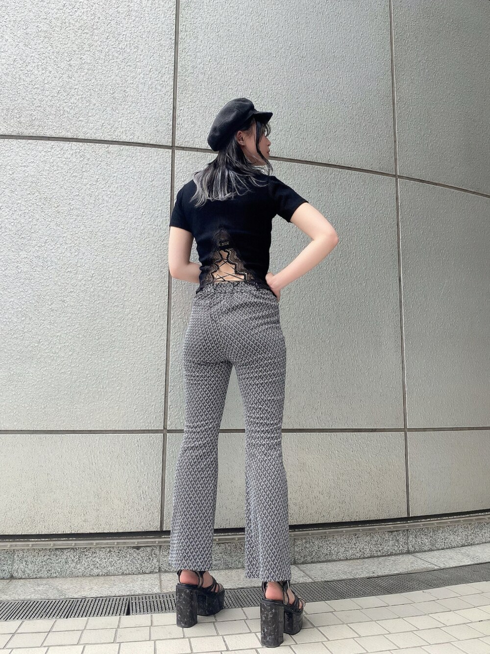 「ENVYM、envym_staff、ENVYMコーデ、大人カジュアル、ジャガード、フレアパンツ、厚底サンダル、キャスケット、バックレースアップ、きれいめカジュアル」｜「ENVYMのマリンキャップ（キャップ、ブラック系）」を使った、MYUさん（レディース・165cm）の夏コーディネートの1枚目の写真