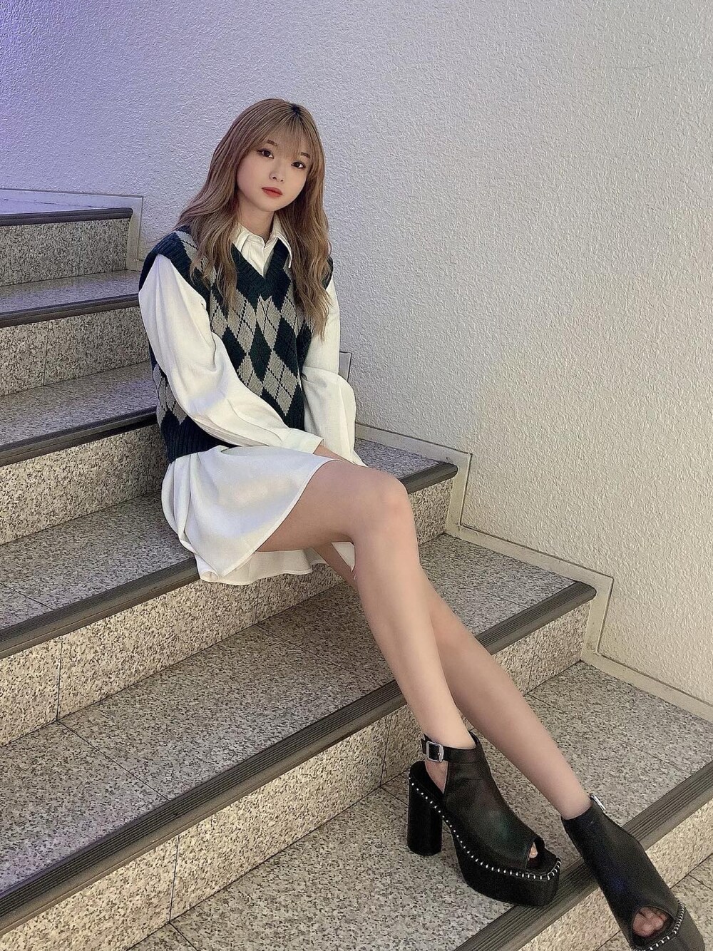 「ENVYM、envym_staff、ENVYMコーデ、ニットベスト、ニットベスト×シャツ、シャツワンピ、厚底サンダル、春ニット、シンプルコーデ、パステル映える春、グリーンコーデ、ベスト、厚底シューズ、おしゃれさんと繋がりたい、シャツワンピース」｜「ENVYMのオープントゥーステッチブーティー（その他シューズ、ブラック系）」を使った、MYUさん（レディース・165cm）の春コーディネートの1枚目の写真