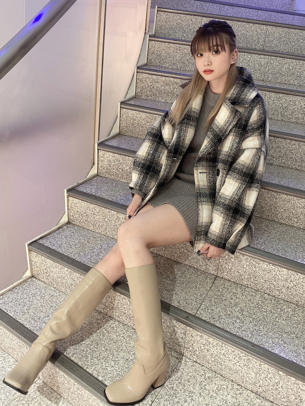 「ENVYM、envym_staff、ENVYMコーデ、クリスマスに着たい服、チェック柄に恋してる、冬コーデ、ビックシルエット、オトナカジュアル、ロングブーツ、ワンピース、ミニ丈、おしゃれさんと繋がりたい、ニットワンピース、シンプル、カジュアルコーデ」｜「ENVYMのタックスリーブコクーンＣＴ（その他アウター、ベージュ系）」を使った、MYUさん（レディース・165cm）の冬コーディネートの1枚目の写真
