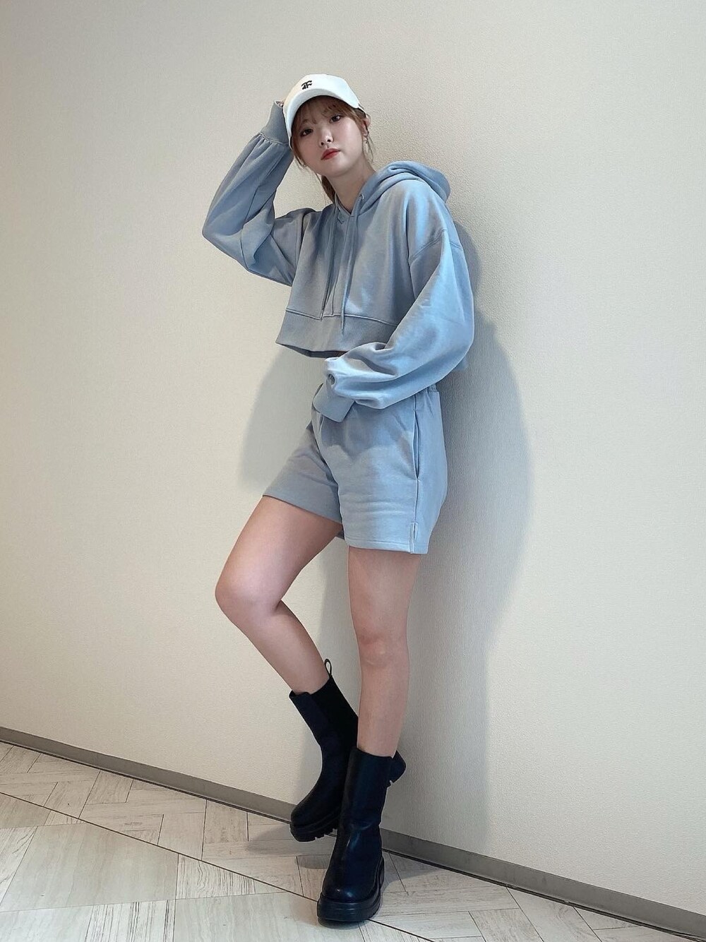 「ENVYM、envym_staff、ENVYMコーデ、春服、セットアップ、スウエット、春カラー、サイドゴアブーツ、キャップ、キャップ女子、カラーコーデ、ブルー、カジュアルコーデ、パーカー、シンプル」｜「ENVYMのＥ ＣＡＰ（キャップ、ブラック系）」を使った、MYUさん（レディース・165cm）の冬コーディネートの1枚目の写真