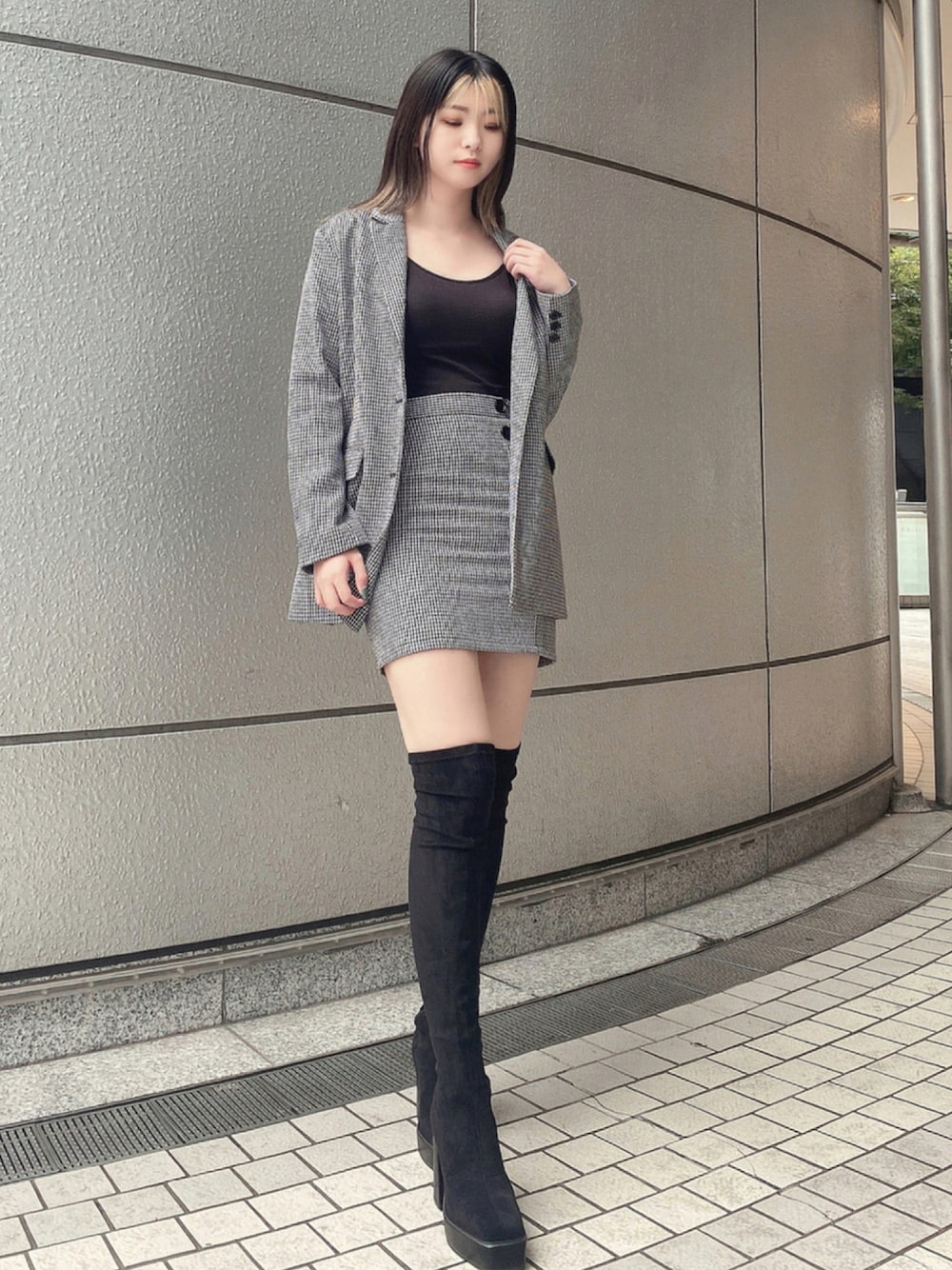 「チェック、ジャケット、セットアップ、ミニスカート、ニーハイブーツ、大人女子、ENVYM、秋コーデ、スカートコーデ、ENVYMコーデ、envym_staff、秋トレンド2021、おしゃれさんと繋がりたい」｜「ENVYMのバックオープンキャミ（キャミソール、ブラック系）」を使った、MYUさん（レディース・165cm）の秋コーディネートの1枚目の写真