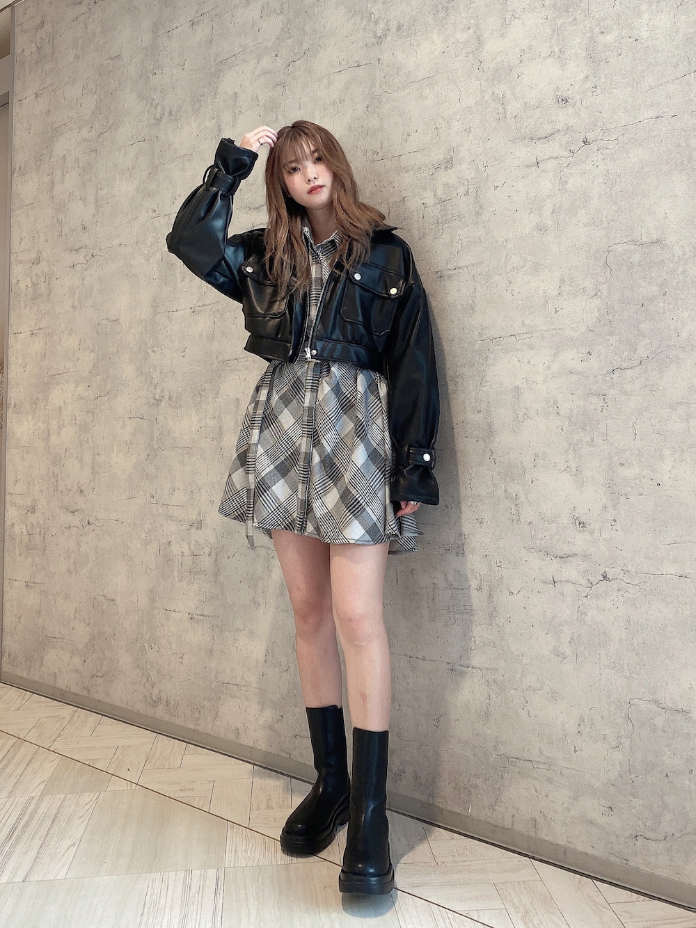 「ENVYM、envym_staff、ENVYMコーデ、春コーデ、大人女子、私の推しブランド、ショート丈アウター、ワンピース、シャツワンピ、サイドゴアブーツ、チェック、ライダース、レザージャケット、ショートブーツ、カジュアル」｜「ENVYMのベルトシャツＯＰ（ワンピース、その他）」を使った、MYUさん（レディース・165cm）の冬コーディネートの1枚目の写真