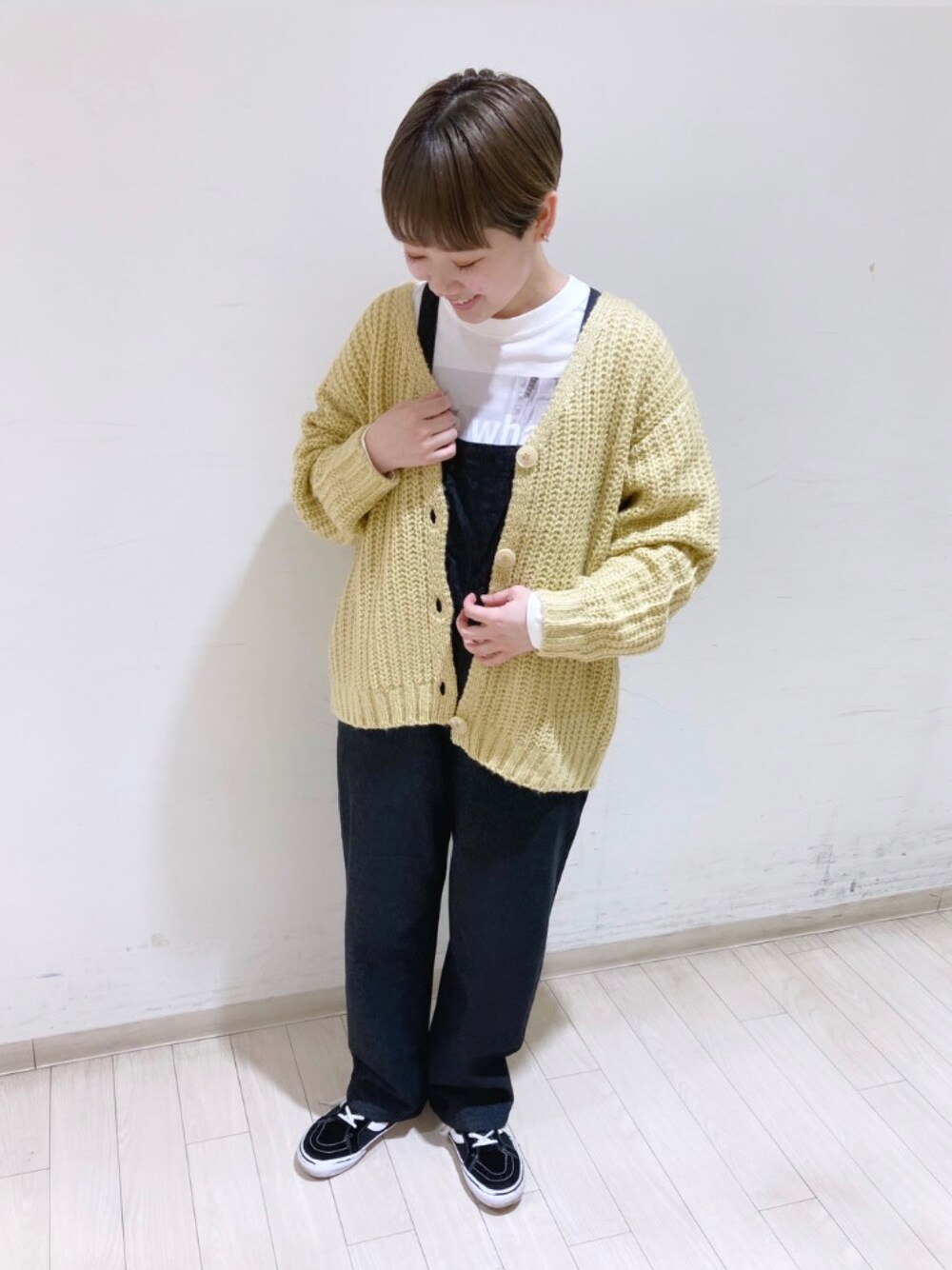 「Samansa Mos2 blue、オトナカジュアル、カジュアル、プリントTシャツ、ニットカーディガン、シャギーニット、イエロー、ブラックデニム、ボーイッシュ、低身長コーデ」｜「Samansa Mos2 blueのシャギーニットカーディガン（カーディガン/ボレロ、イエロー系）」を使った、momoさん（レディース・152cm）の秋コーディネートの1枚目の写真