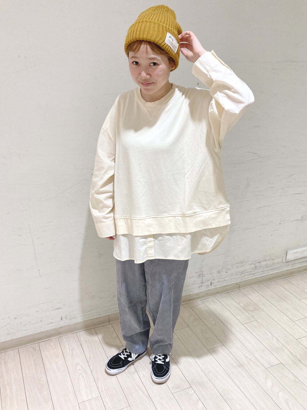 「秋のコーデ、ニット帽、コーデュロイ、コーデュロイパンツ、カジュアルコーデ、Samansa Mos2 blue」｜「Samansa Mos2 blueのニットワッチ（ニットキャップ/ビーニー、イエロー系）」を使った、momoさん（レディース・152cm）の秋コーディネートの1枚目の写真